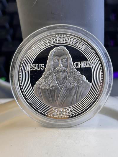 第170期拍卖【长期征集拍品】 - 刚果2000年千禧年系列耶稣像10法郎精制纪念银币，925银，20克，塑料盒有瑕疵，币有氧化