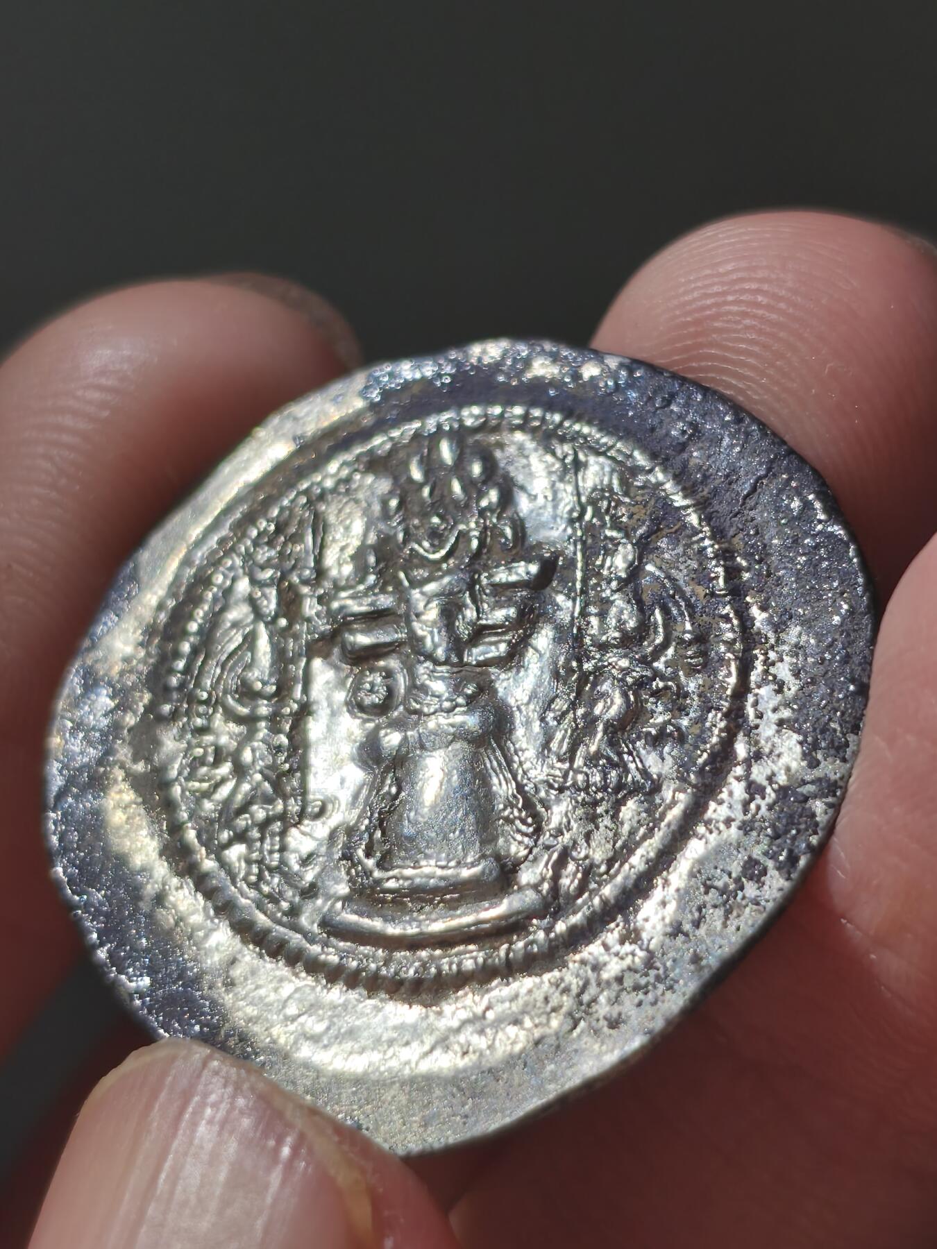 星盘世界钱币八月十六日古典币精品专场，本场全部老孙严选精品 极品！老孙自藏极品窖藏原坑黑锈未流通瓦赫兰五世银币，ms品相非常精美，正面国王头像和祭坛上头像都十分清晰，非常难得的品相
