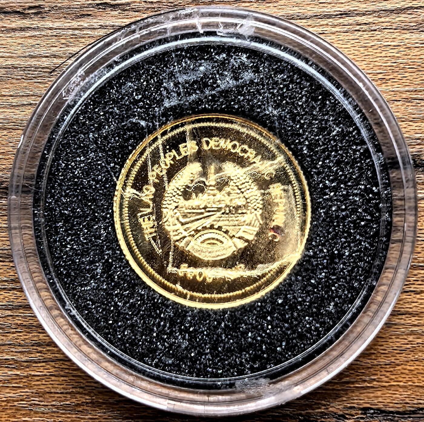 凡希社世界钱币微拍第三百零九期 1998老挝大金塔2000KIP小金币全品，1.3g，999金。