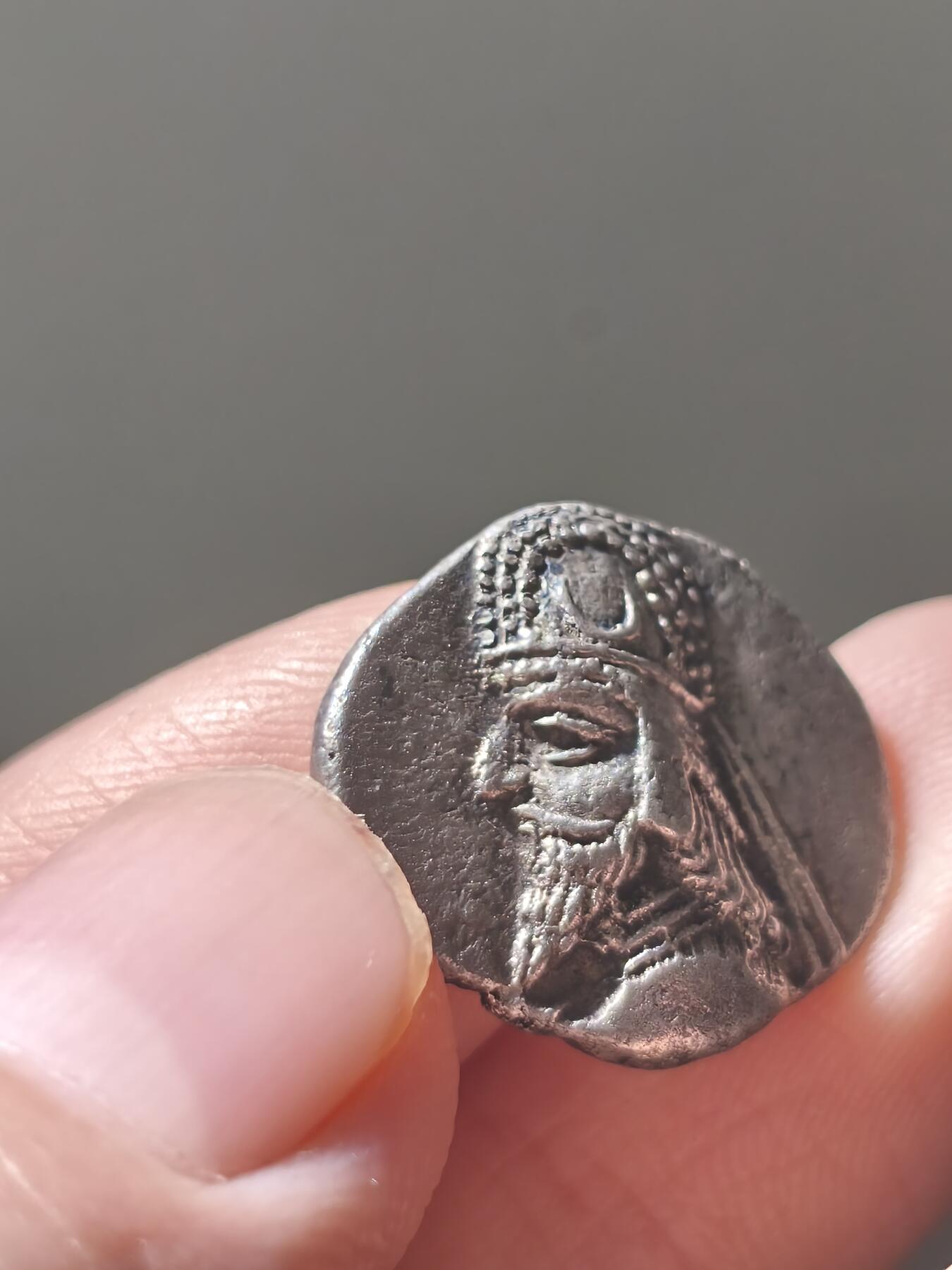 星盘世界钱币八月十六日古典币精品专场，本场全部老孙严选精品 超高浮雕！波西斯大流士二世一德拉克玛，背祭司祭拜拜火教祭坛，高浮雕极其精美的近乎立体甚至割手，波西斯一德十分稀少，大约公元前一世纪，非常惊人的打制工艺