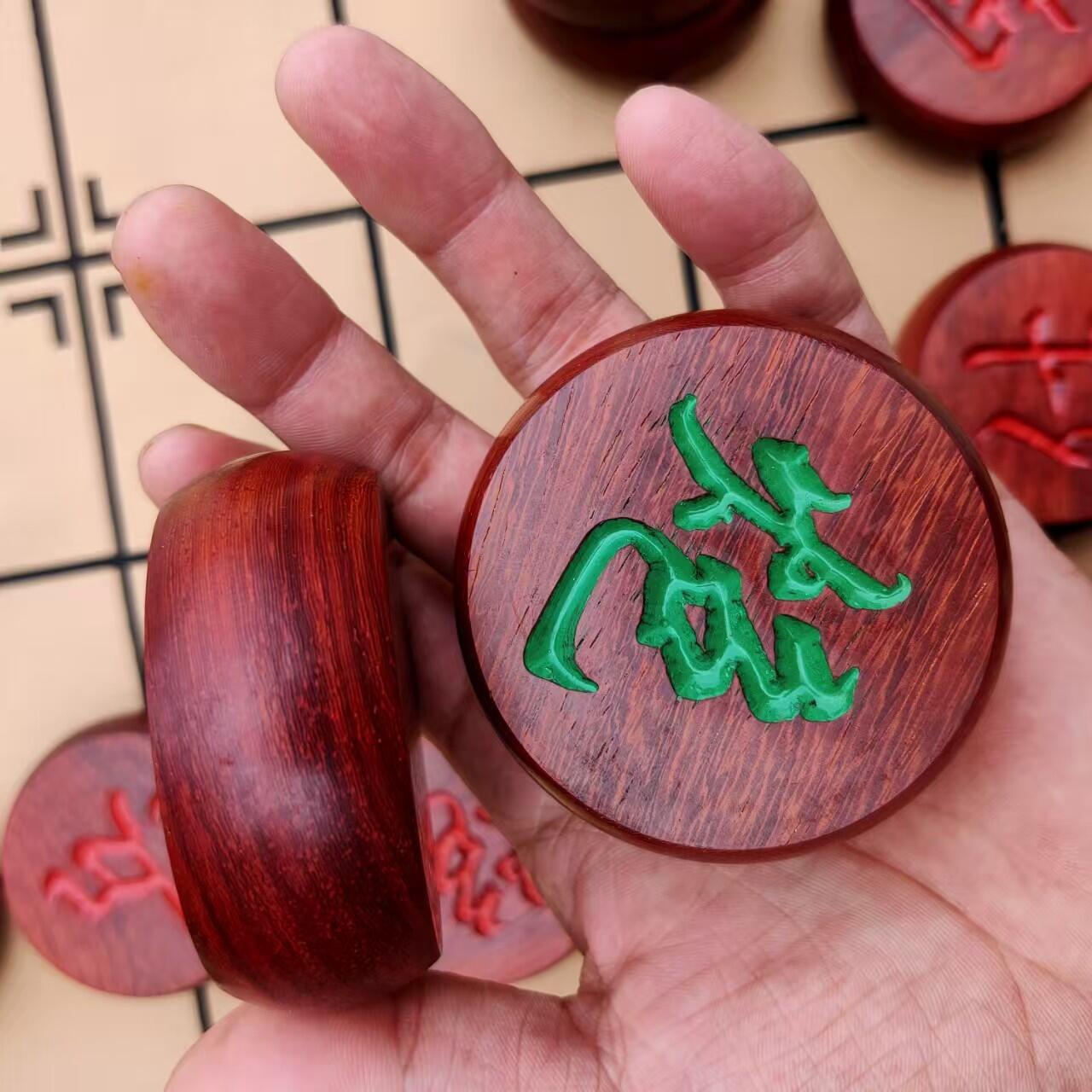 定制款特大红木象棋，单个直径达到7cm，棋盘也是定制的，保真红木老料，厚重不开裂。