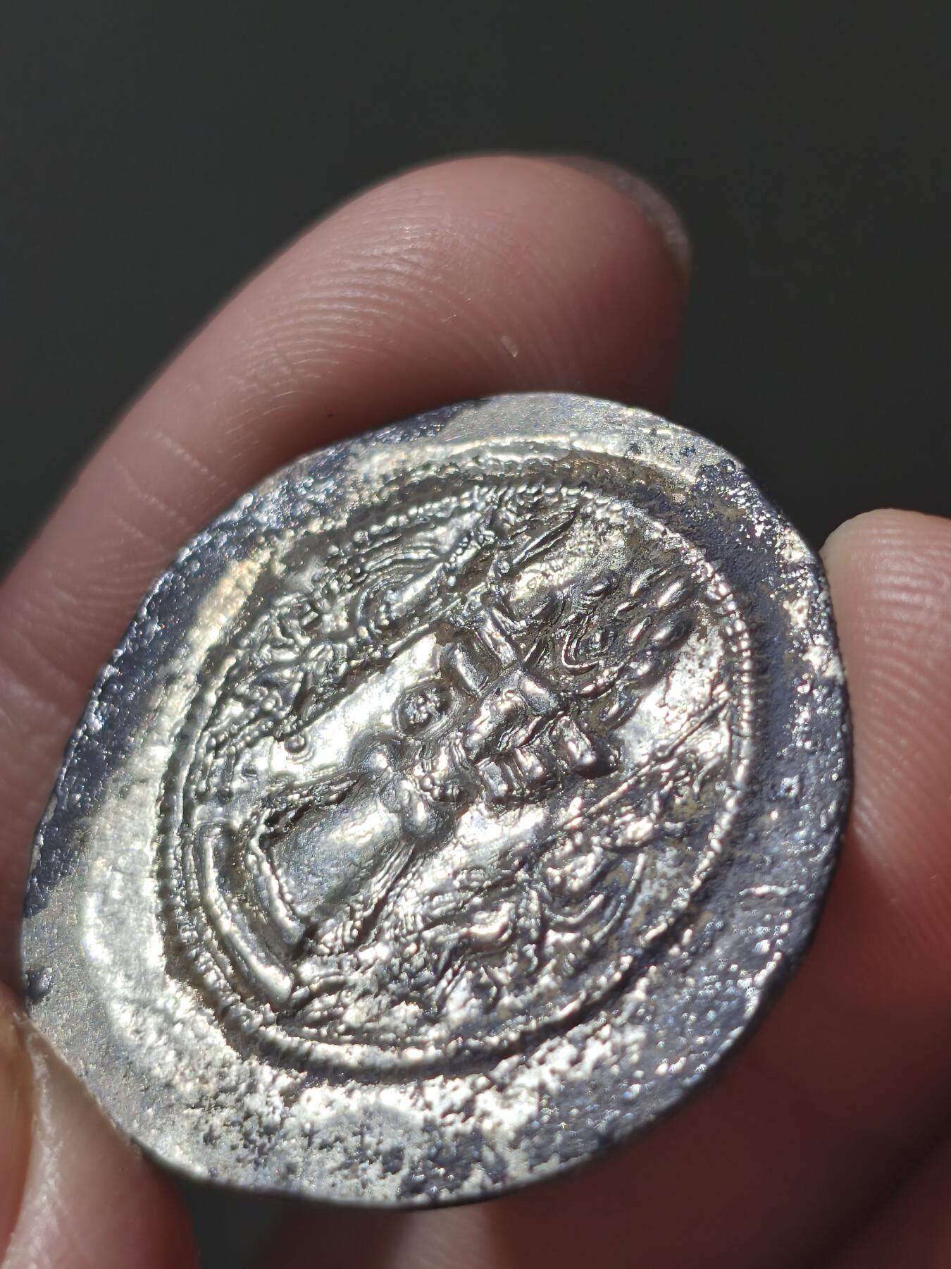 星盘世界钱币八月十六日古典币精品专场，本场全部老孙严选精品 极品！老孙自藏极品窖藏原坑黑锈未流通瓦赫兰五世银币，ms品相非常精美，正面国王头像和祭坛上头像都十分清晰，非常难得的品相