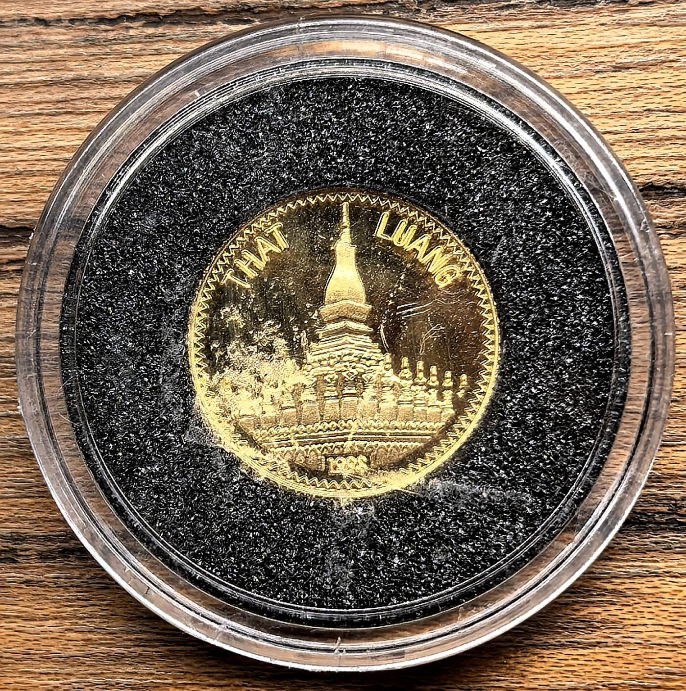 凡希社世界钱币微拍第三百零九期 1998老挝大金塔2000KIP小金币全品，1.3g，999金。