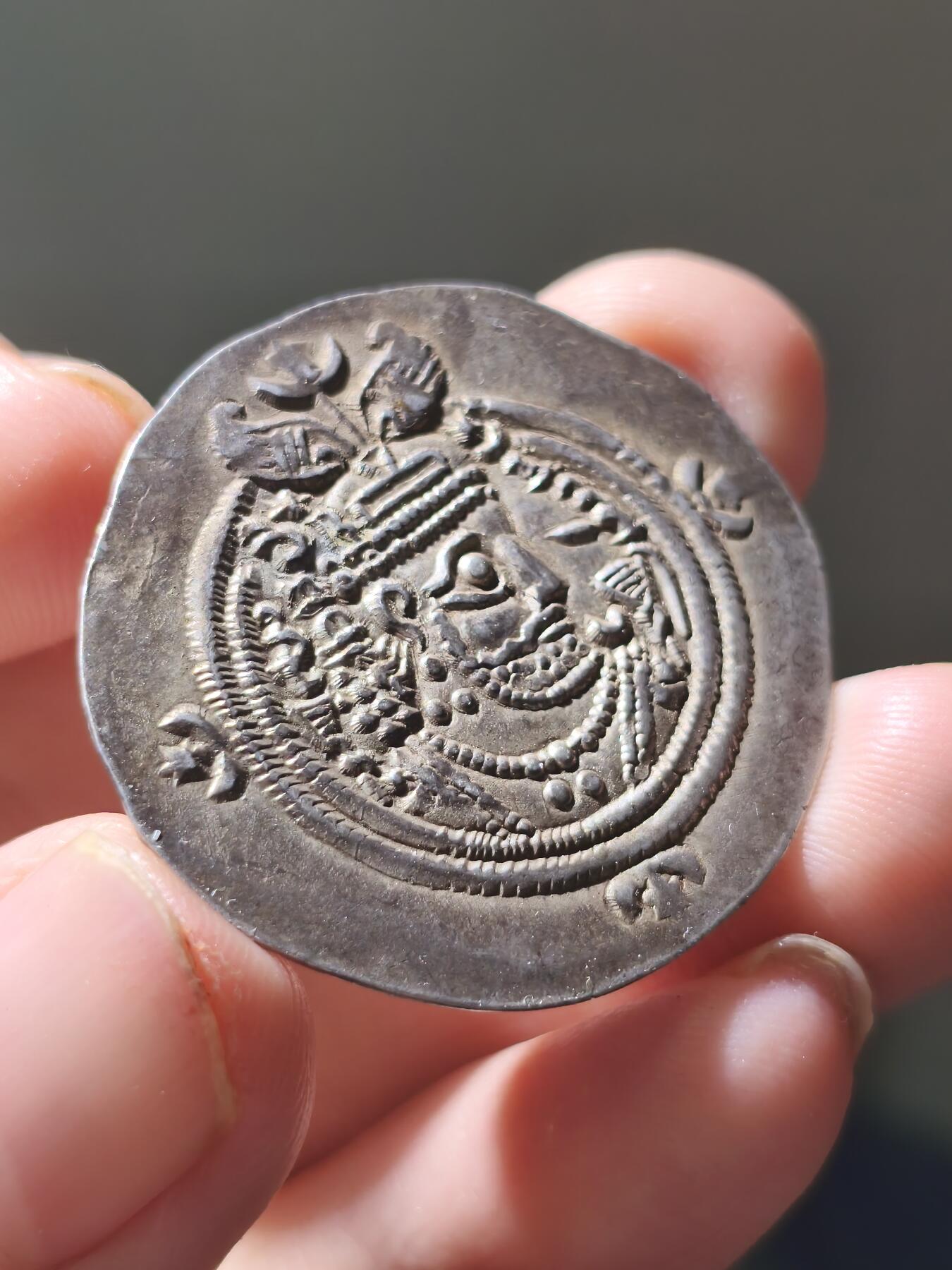 星盘世界钱币八月十六日古典币精品专场，本场全部老孙严选精品 极品！库斯老二世德拉克马银币顶级美品，一步到位的极致品相，非常优美的风格，味道很好，而且这一枚超级大，