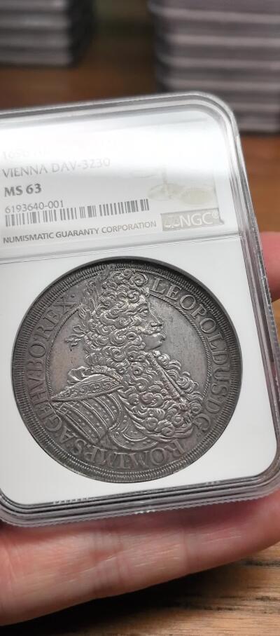 凡希社世界钱币微拍第三百零九期 【NGC-MS63冠军分】1698神罗利奥波德桂冠大卷毛泰勒大银，欧陆传世灰彩，细节惊人，神罗泰勒标准器，N冠军分，绝对不可多得的压箱底极品！DAV3230，背权杖双头鹰。（视频参考）