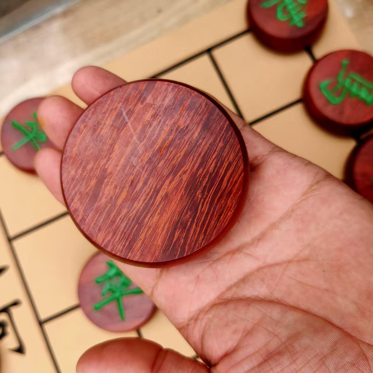 定制款特大红木象棋，单个直径达到7cm，棋盘也是定制的，保真红木老料，厚重不开裂。