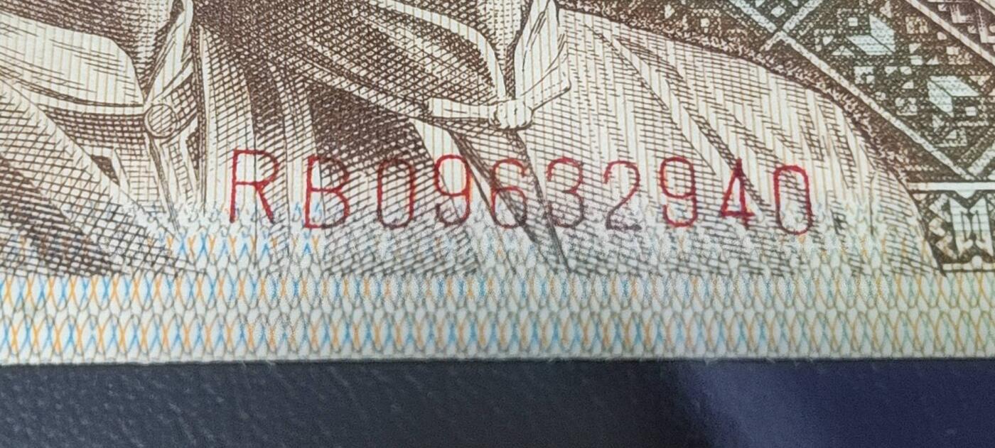 各种钱币拍场，可寄存满二百包邮 🔥🔥至尊黄牡丹国辉一环🔥🔥钱坤评级—8001—至尊黄牡丹，RB09632940，背面国辉左下方一环，目前仅发现这一捆里边出了少许国辉移位一环的，黄牡丹系列里最强荧光！也是两朵花系列里比较经典的荧光！未来价值可期！