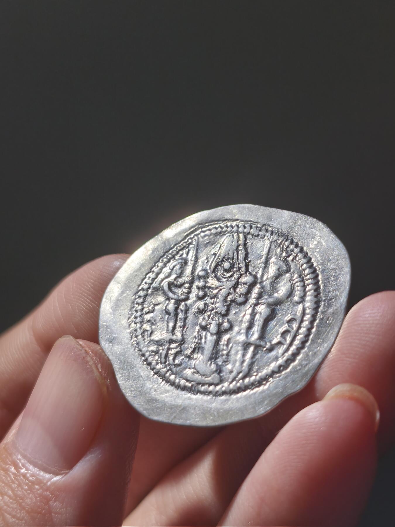 星盘世界钱币八月十六日古典币精品专场，本场全部老孙严选精品 萨珊帝国瓦赫兰五世银币品相十分漂亮，这一枚光度特别好，我认为非常优美的光泽，而且难得的是，这一枚大小达到了30毫米