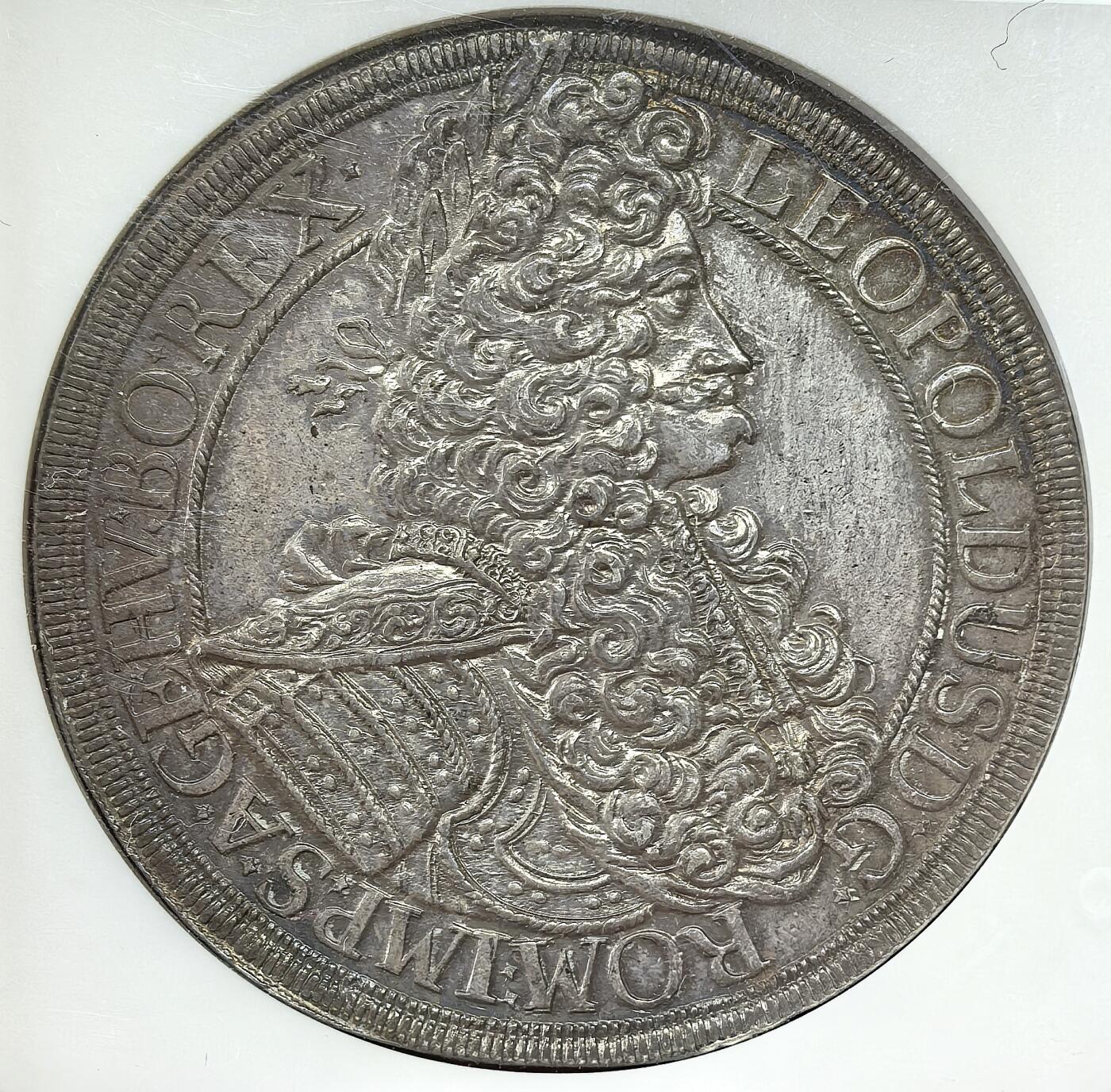 凡希社世界钱币微拍第三百零九期 【NGC-MS63冠军分】1698神罗利奥波德桂冠大卷毛泰勒大银，欧陆传世灰彩，细节惊人，神罗泰勒标准器，N冠军分，绝对不可多得的压箱底极品！DAV3230，背权杖双头鹰。（视频参考）