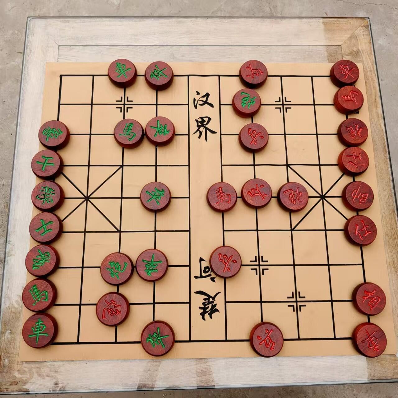 定制款特大红木象棋，单个直径达到7cm，棋盘也是定制的，保真红木老料，厚重不开裂。