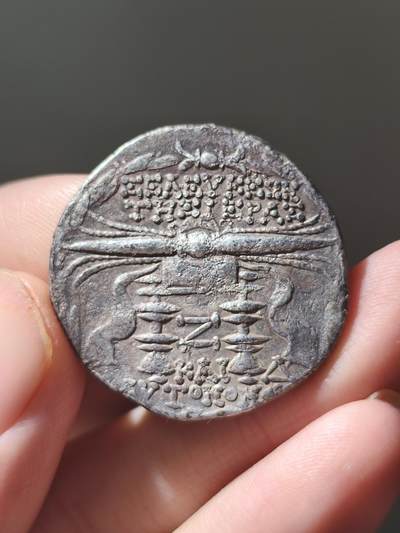 星盘世界钱币八月十六日古典币精品专场，本场全部老孙严选精品 - 典藏精品！希腊化后期-塞琉西亚佩里亚城提喀女神4德拉克马银币 正面戴城墙冠的提喀女神 背面佩里亚特有的雷霆 品相非常好，这一枚明文图案都非常清晰，可以回去读一读