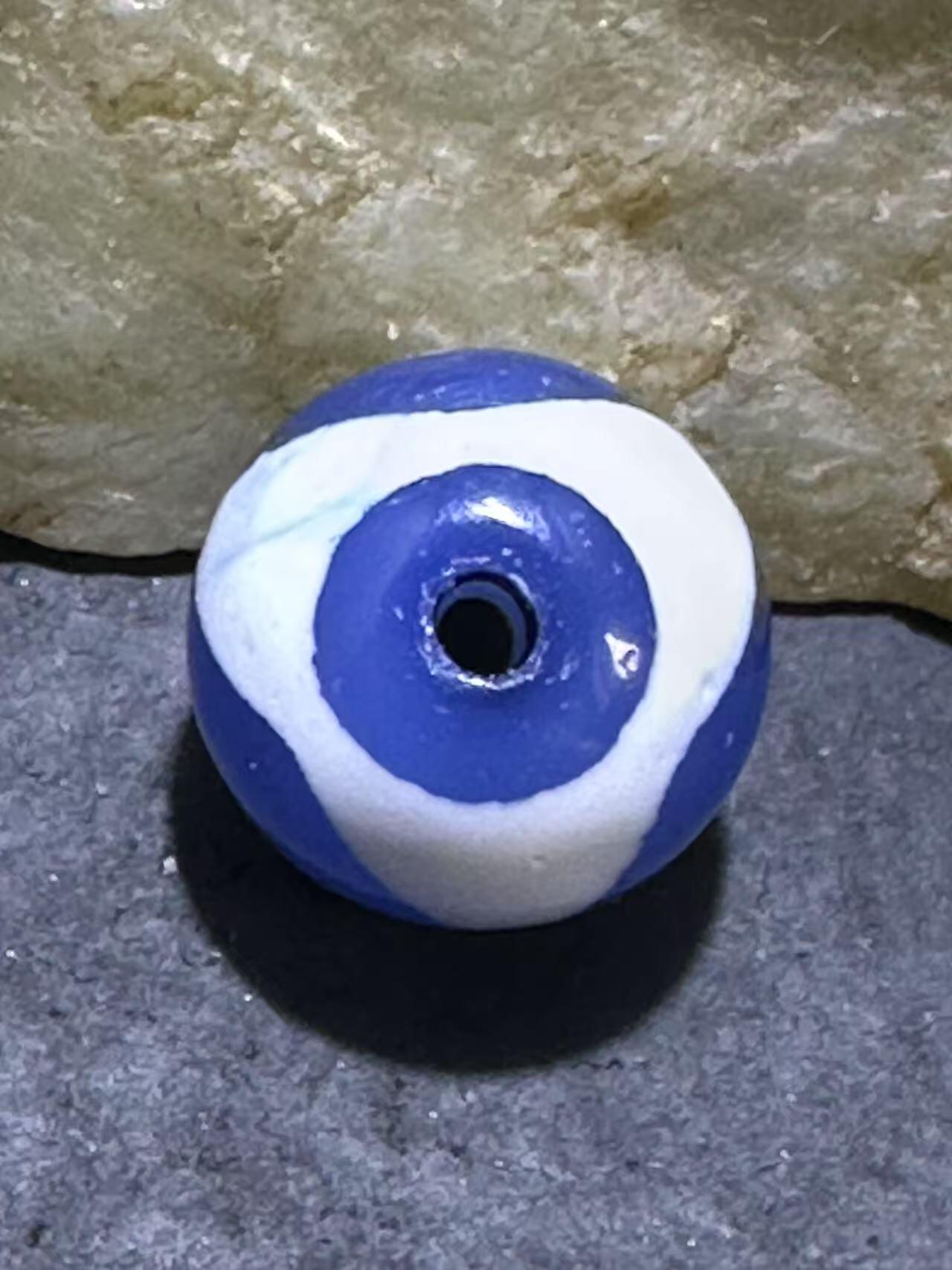 仅此一颗，精美藏传蓝玉髓虎牙天珠一颗，。
