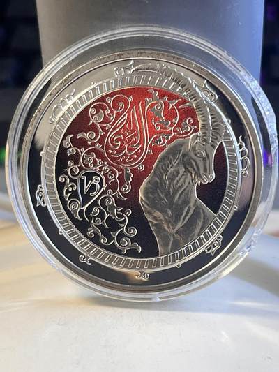 第170期拍卖【长期征集拍品】 - 黎巴嫩 2013年十二星座系列摩羯座精制纪念彩银币,500银，20克，发行10000枚，塑料盒有破，币有氧化