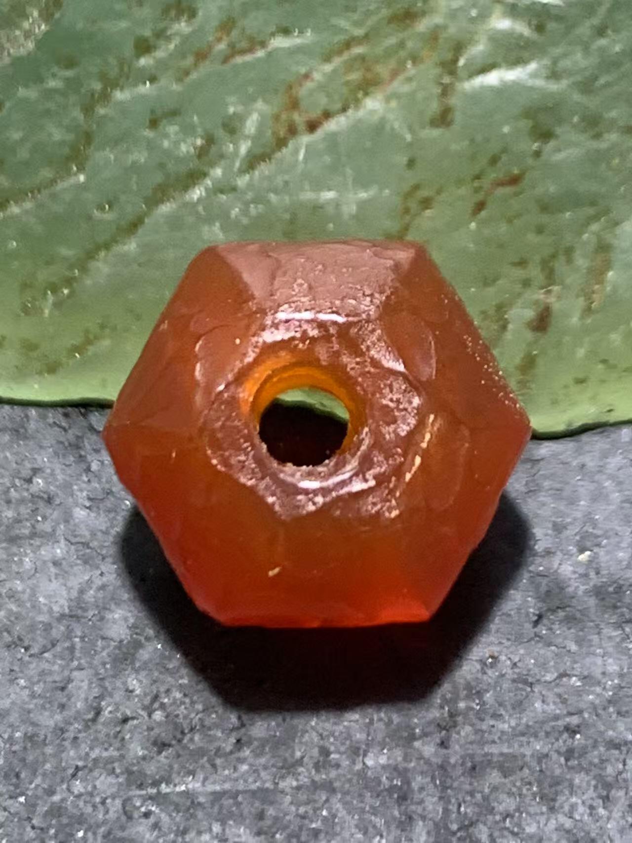 精美高玉化风化纹酒红玛瑙六棱南瓜算盘珠一颗，，