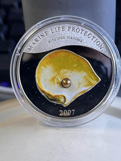 第170期拍卖【长期征集拍品】 - 帕劳2007年珍珠系列镶嵌天然黄珍珠精制纪念银币，925银，25克，发行2500枚，有氧化，塑料盒有裂痕
