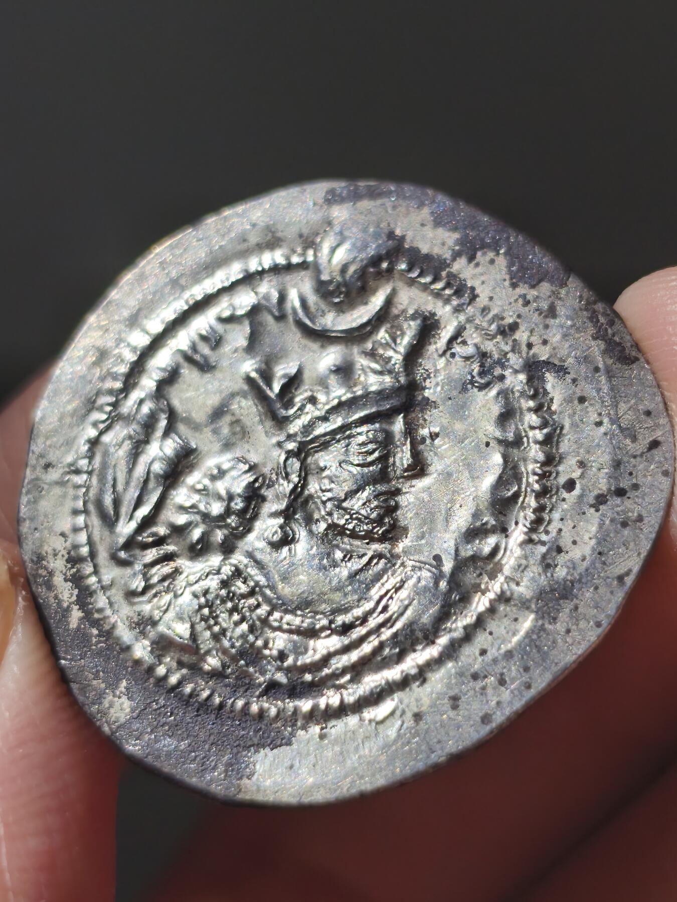 星盘世界钱币八月十六日古典币精品专场，本场全部老孙严选精品 极品！老孙自藏极品窖藏原坑黑锈未流通瓦赫兰五世银币，ms品相非常精美，正面国王头像和祭坛上头像都十分清晰，非常难得的品相