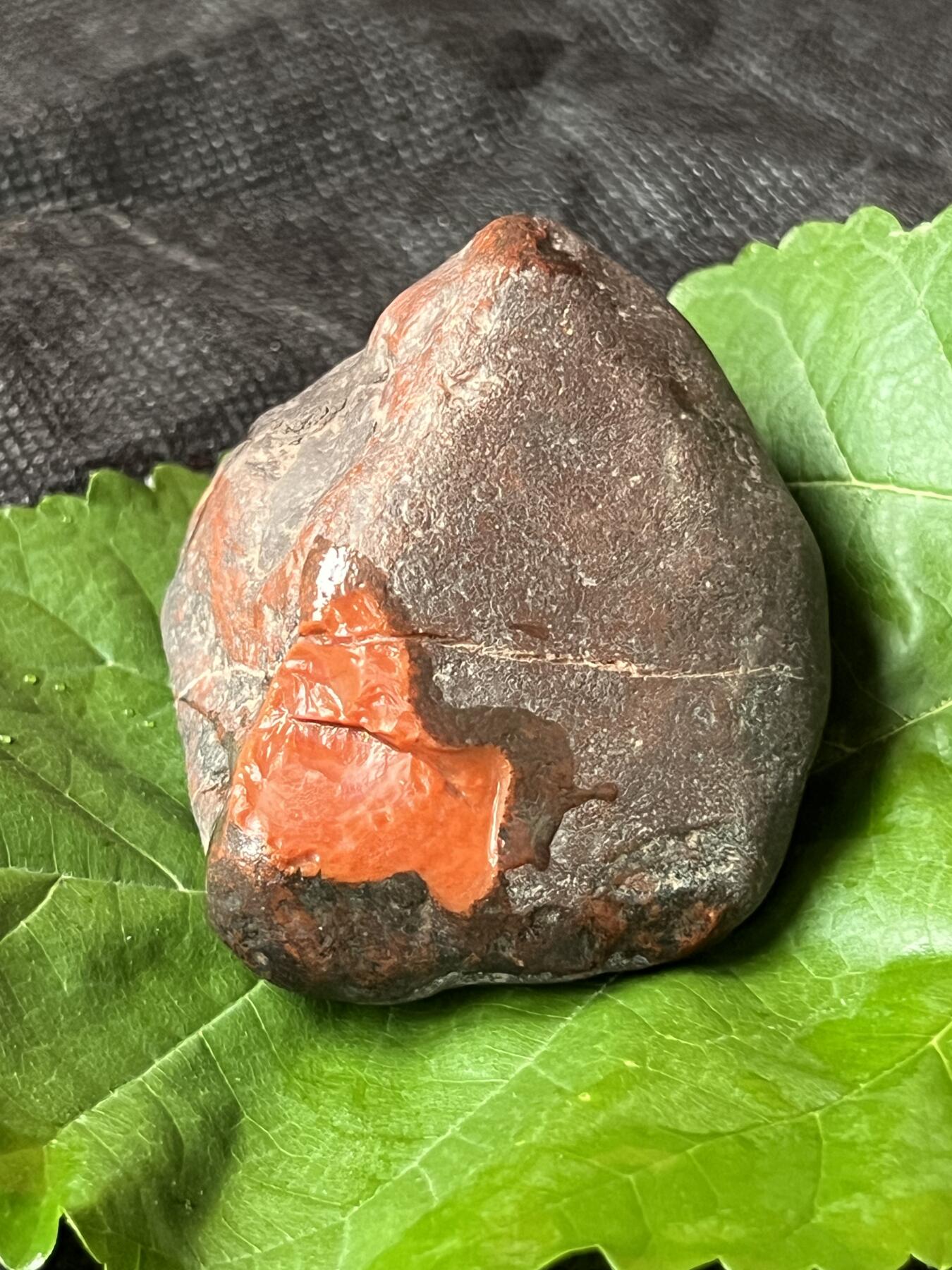 零元拍：南红玛瑙手把石，凉山九口料。约164克，料形完整，开口柿子红，纯天然，独一无二的（天然原石不可避免有瑕疵，裂纹，介意勿拍）因为拍照环境以及光线的变化，颜色以实物为准。成品很美丽，原石亦魅力无穷。