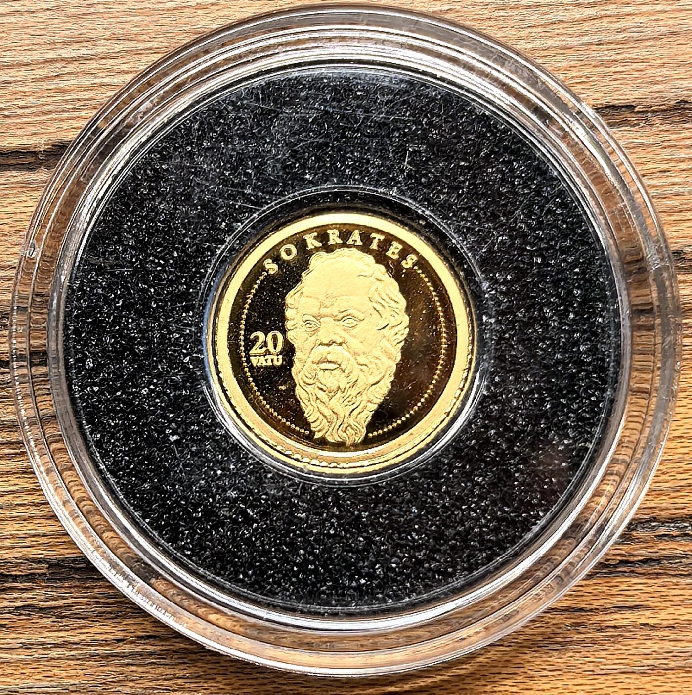 凡希社世界钱币微拍第三百零九期 2008瓦努阿图苏格拉底20vatu小金币全品，0.5g，999金。