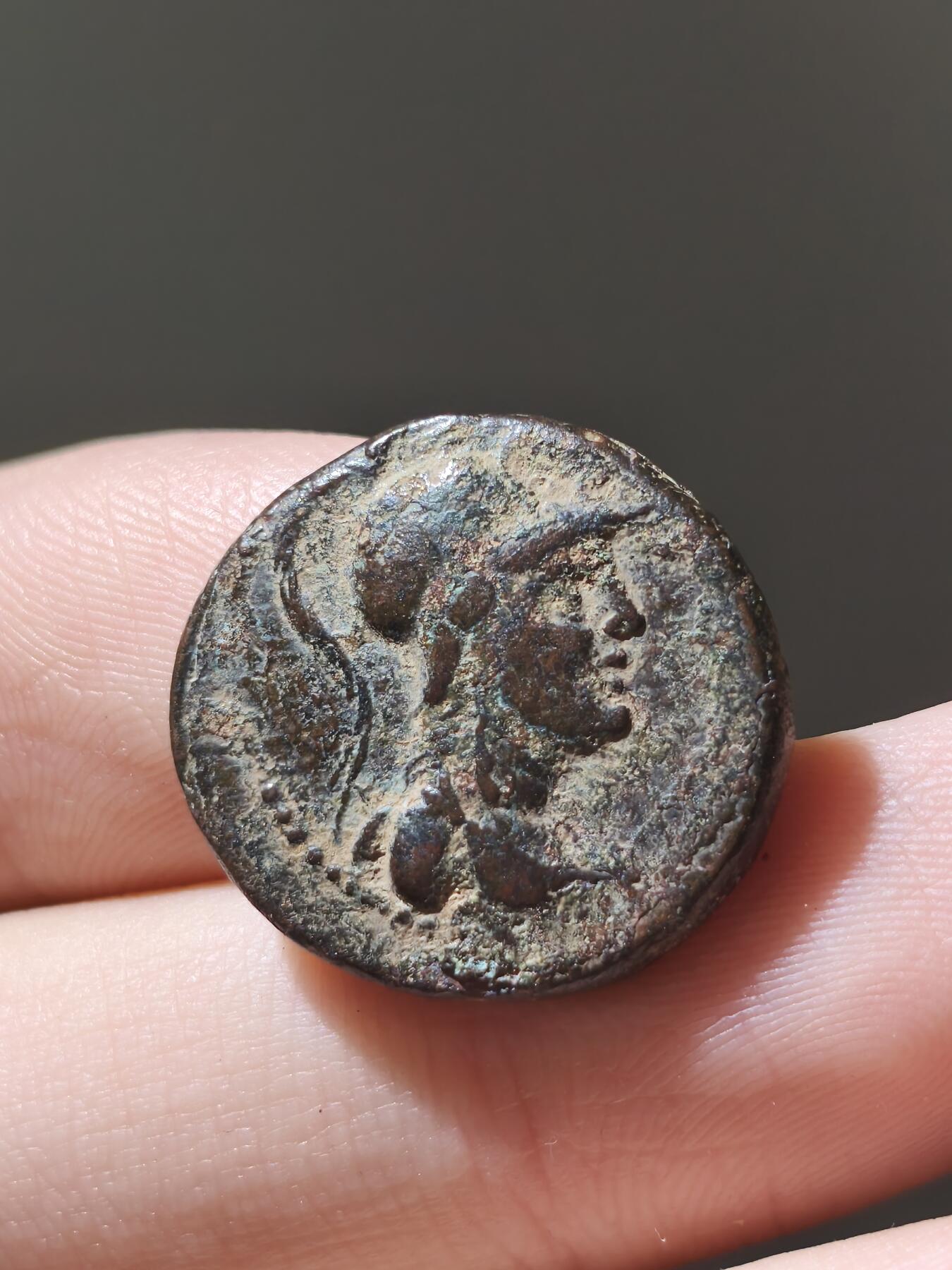 星盘世界钱币八月十六日古典币精品专场，本场全部老孙严选精品 美品！叙利亚名城阿帕米亚铜币 正面雅典娜背面胜利女神 铭文特别清晰 曾经上过央视的币 希腊化末期前1世纪，风格非常优美