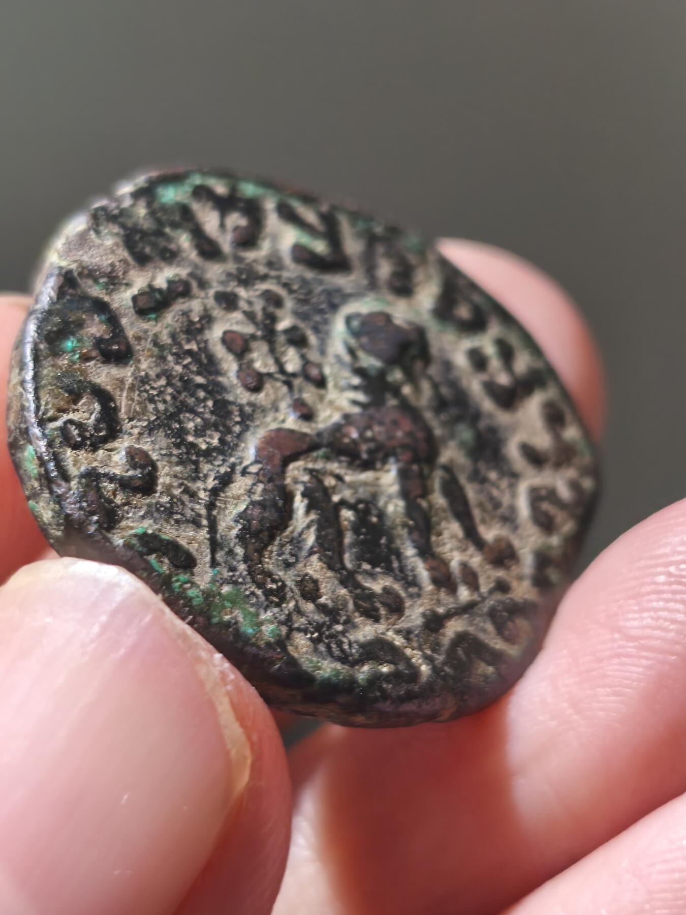 星盘世界钱币八月十六日古典币精品专场，本场全部老孙严选精品 印度斯基泰阿泽斯二世大铜币一枚，正面是狮子面向右，背上有厂标，背面是瘤牛，品相非常不错，铭文也清晰，面值为四查科，黑漆古包浆十五十六克左右，塔克西拉铸造