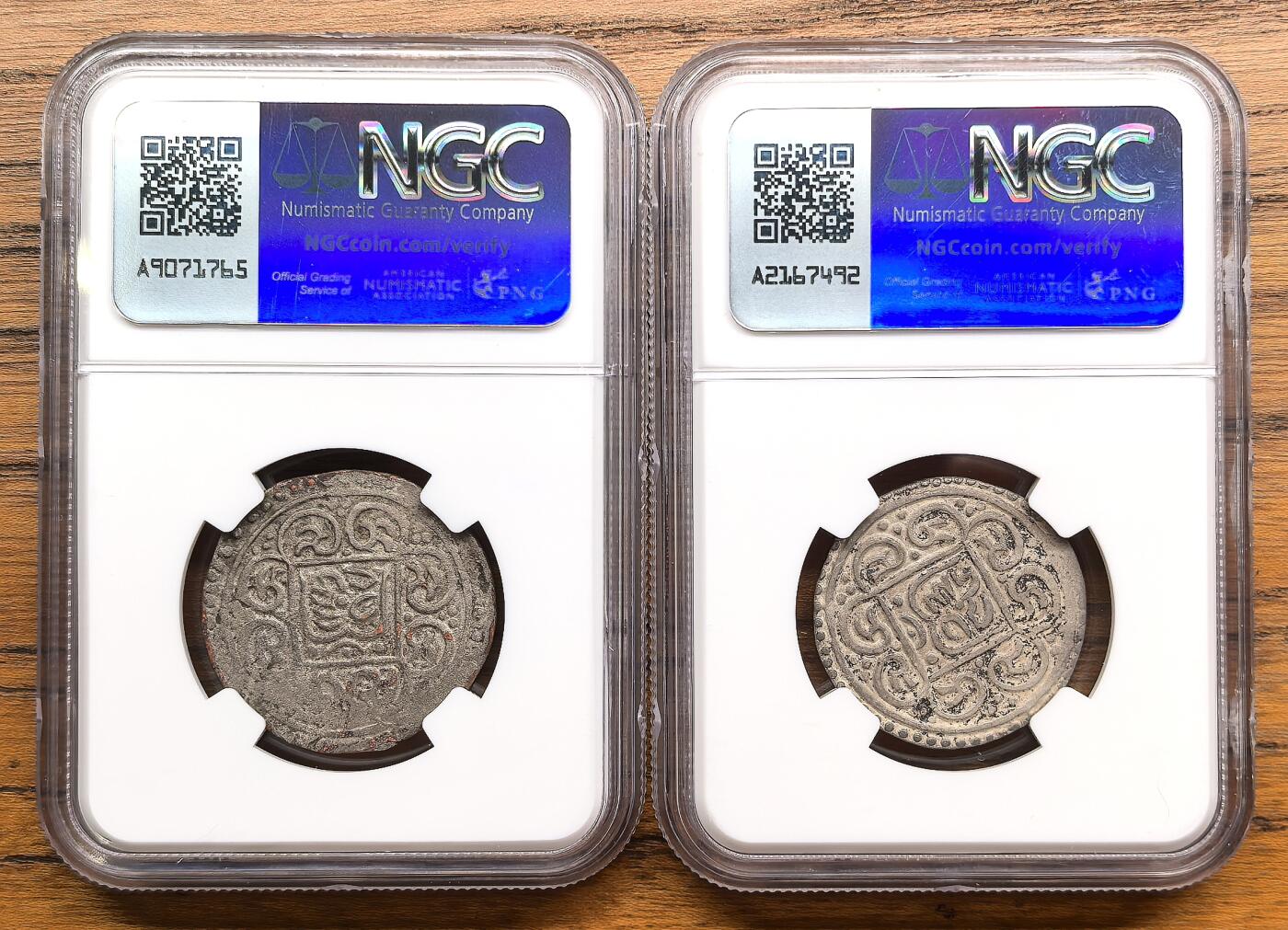 凡希社世界钱币微拍第三百零九期 中国西藏改版久松西竹两枚NGC-XFD，左面那枚为铜铸造镀银，相当少见。