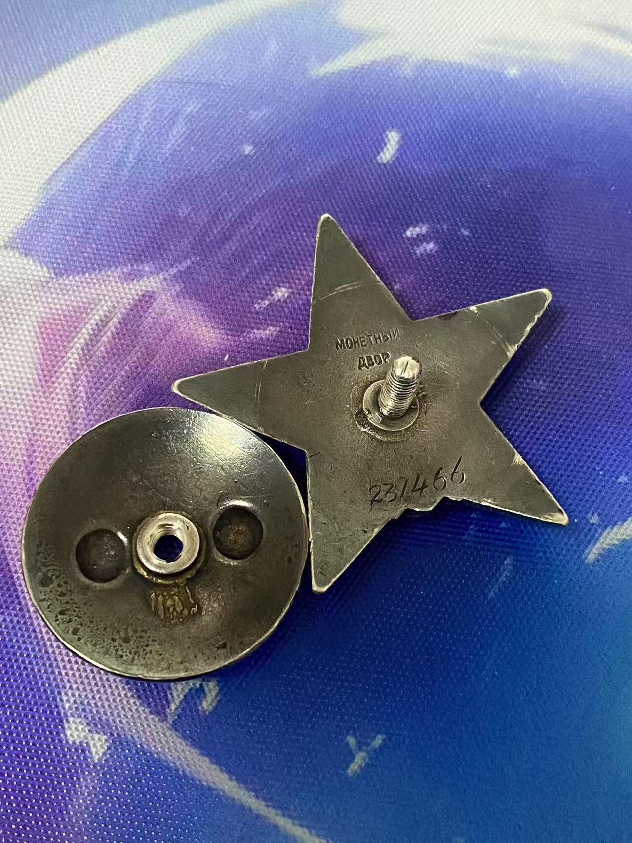 苏联勋章奖章八月十九日晚上九点结束在麦稀奇 找不到的加我qq或者微信都是184277308备注苏章拍卖。最好加微信群每次都会通知还有提前可以一口价的 最近会持续拍卖一些东西。 苏联列米佐夫二战台阶红星 不包括证件 231466 珐琅后补 原配银盖子 应该属于库尔斯克战役末期（待查证）反坦克枪击毁坦克。Ремизов александр Васильевич 43.7.27，在奥廖尔州（库尔斯克附近 时间也吻合）博尔霍夫区博罗沃耶村的战斗中 他用反坦克枪消灭了敌军的1辆坦克和4个士兵，压制了2个机枪火力点