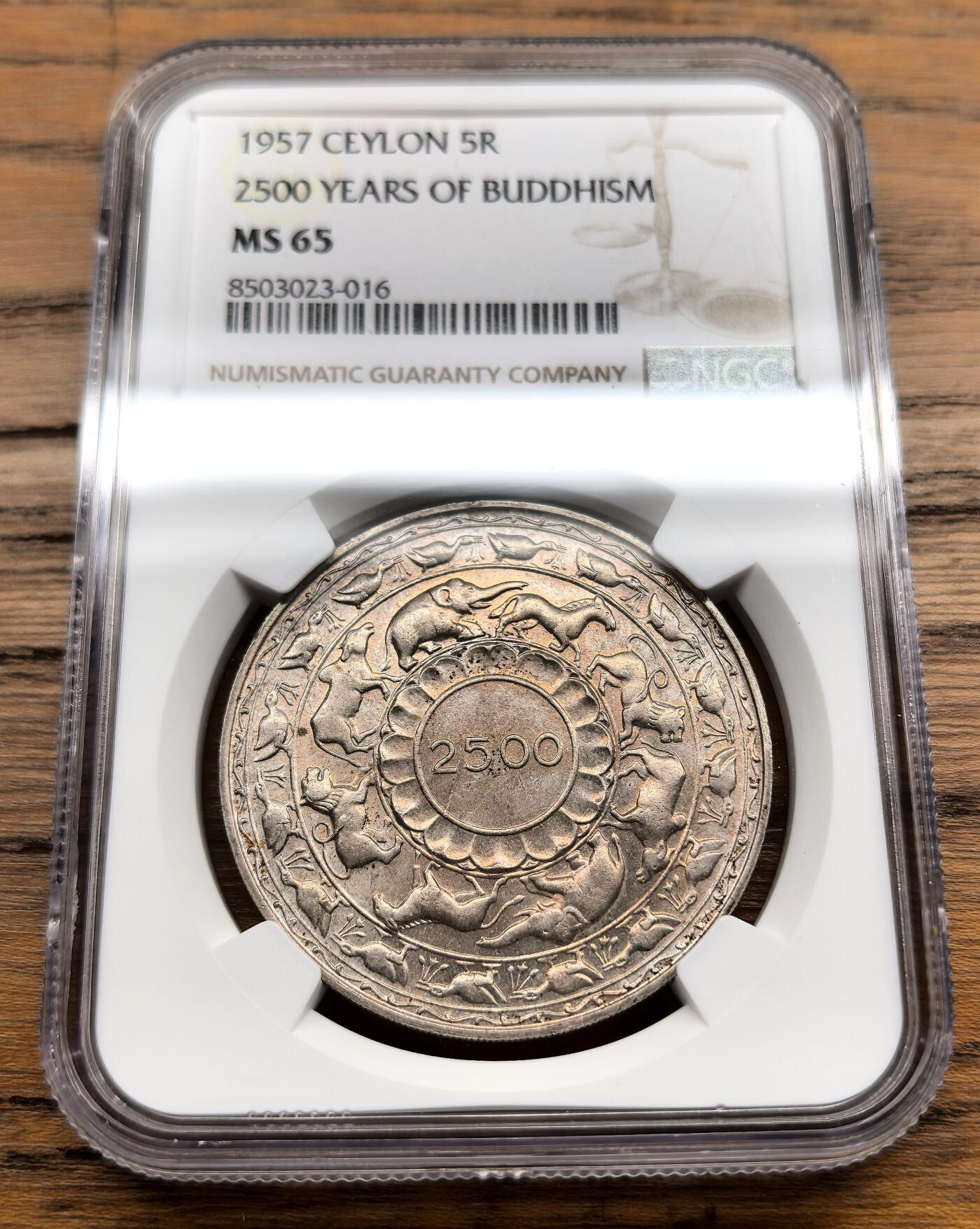 凡希社世界钱币微拍第三百零九期 1957英属锡兰佛教2500周年纪念5卢比大银NGC-MS65，漂亮的洋红包浆，高分收藏级。