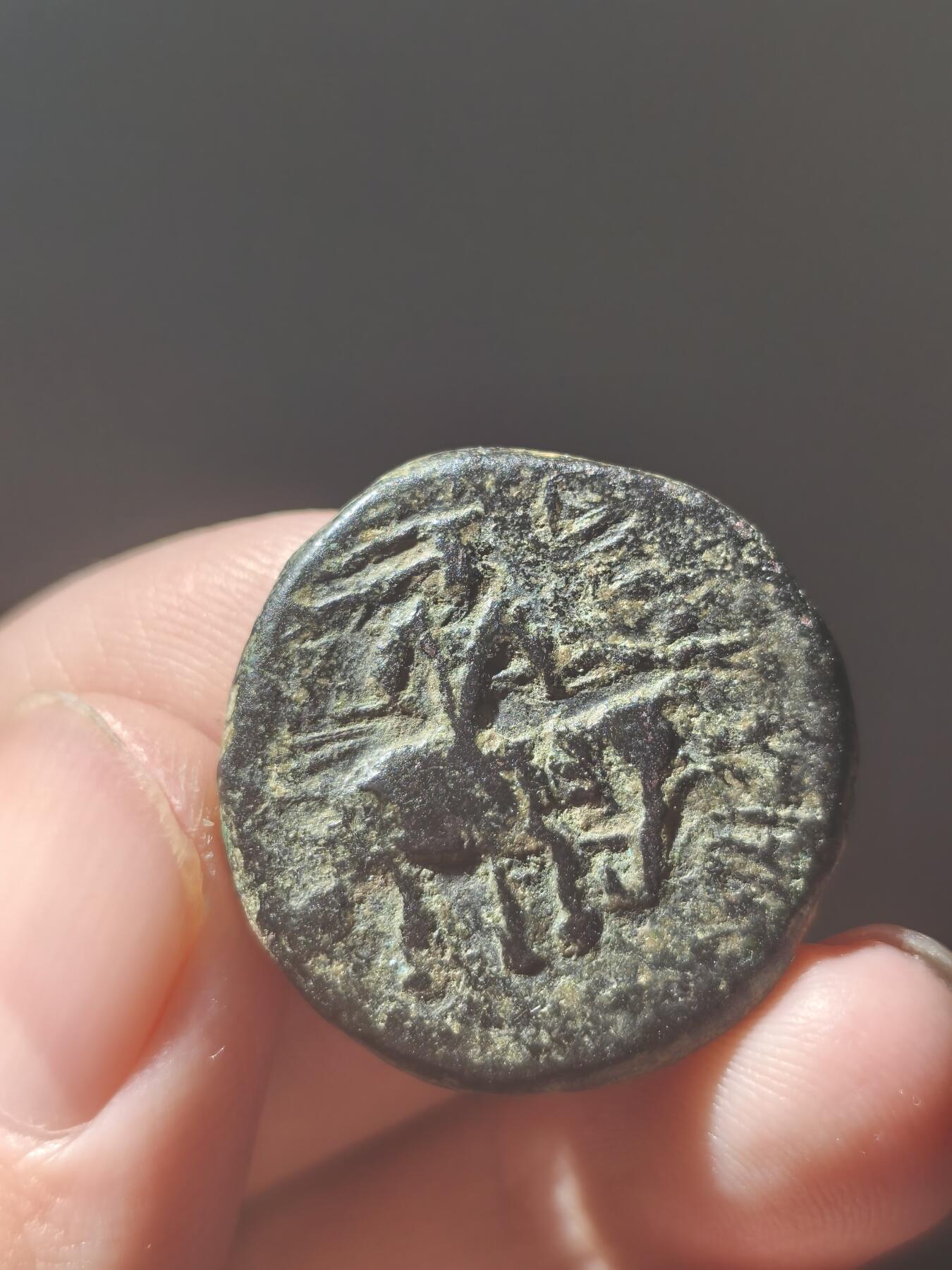 星盘世界钱币八月十六日古典币精品专场，本场全部老孙严选精品 非常有研究价值的一枚，贵霜帝国胡韦色伽四德大铜币 ，少见的蛮造或者怪厂比官造的少很多，感兴趣的研究研究，背面带有四齿徽，且人物周边有光圈，公元152-192年