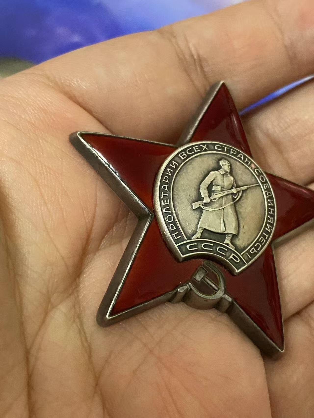 苏联勋章奖章八月十九日晚上九点结束在麦稀奇 找不到的加我qq或者微信都是184277308备注苏章拍卖。最好加微信群每次都会通知还有提前可以一口价的 最近会持续拍卖一些东西。 苏联红星勋章 3294551 游击队服役获得 Григорьев Михаил Григорьевич 网站信息可以查到他是游击队员  还有个他的其他章的奖励卡参考