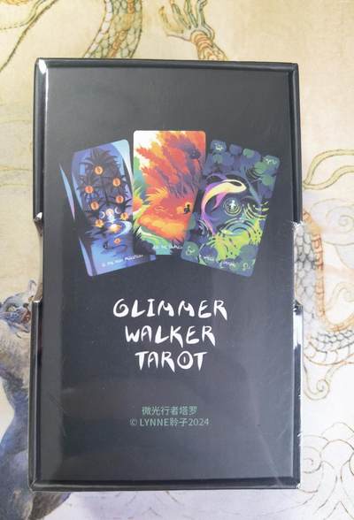 奇趣收藏卡牌拍卖第20场（持续增加中） 【塔罗牌】微光行者 塔罗牌  便携版一盒，天地盖外盒，全新未拆，78张卡，卡牌尺寸56*96mm，具体可摩点查询