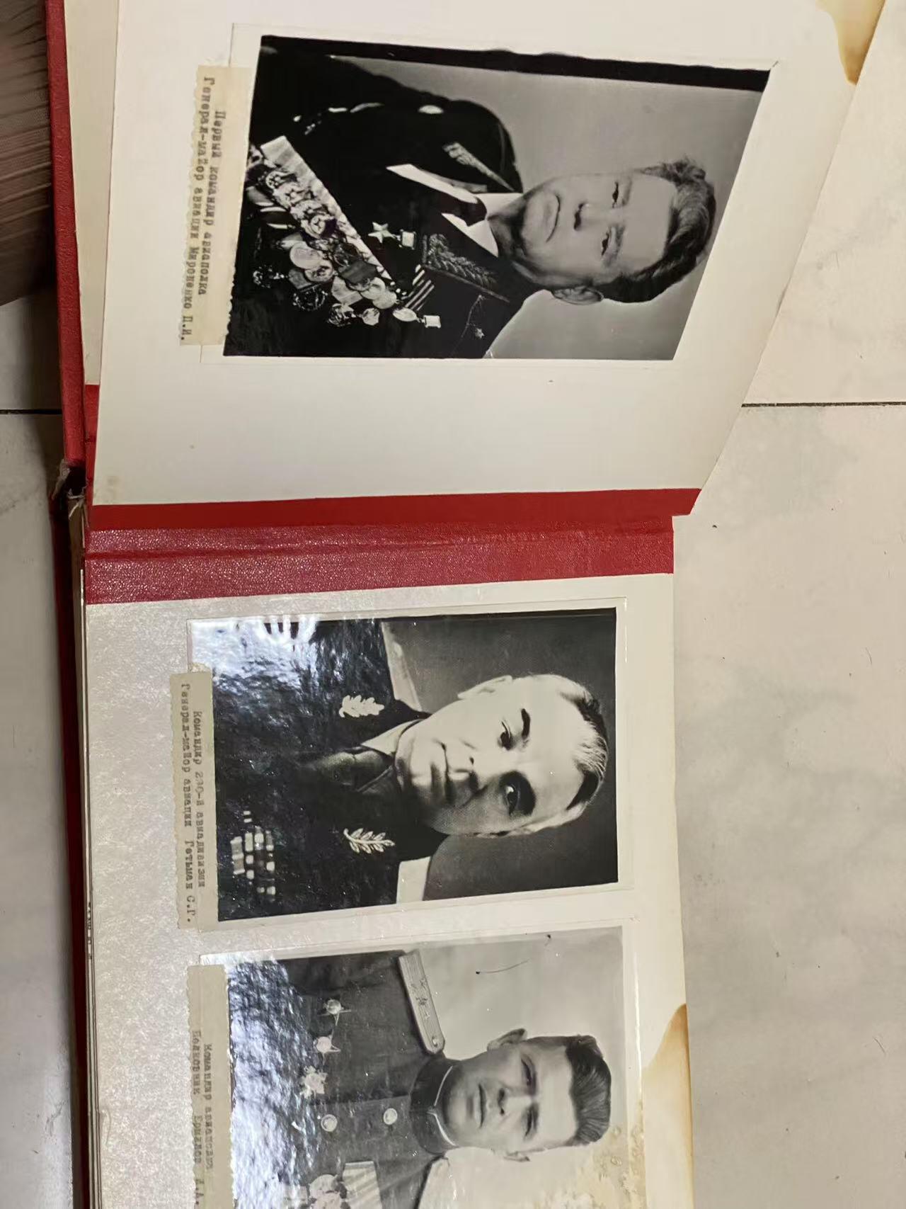 苏联勋章奖章八月十九日晚上九点结束在麦稀奇 找不到的加我qq或者微信都是184277308备注苏章拍卖。最好加微信群每次都会通知还有提前可以一口价的 最近会持续拍卖一些东西。 苏联103二战突击 航空团相册 尺寸30*25厘米 近百照片 其中超大照片就有十几张 记录了从二战到战后的不对动态 非常漂亮 很重 该团38年成立 从轰炸机航空团到突击航空团 战绩非常好 ，被授予格罗德诺称号 资料非常多 特别好的相册