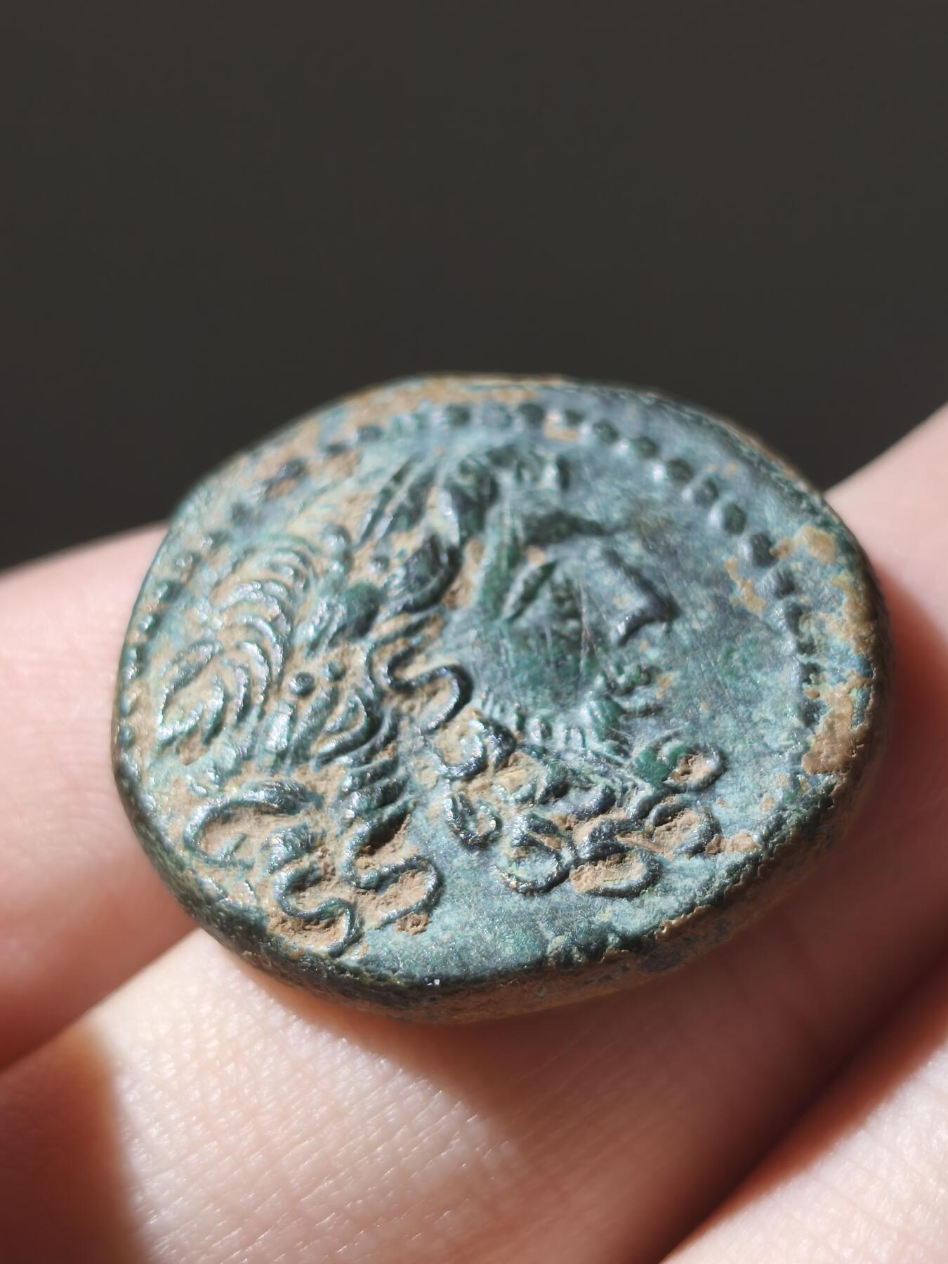 星盘世界钱币八月十六日古典币精品专场，本场全部老孙严选精品 极美品！宙斯大铜币 叙利亚安条克城市自治 约前1世纪 图案非常精美头发胡须清晰可见，铭文非常清晰，翠绿色皮壳非常漂亮
