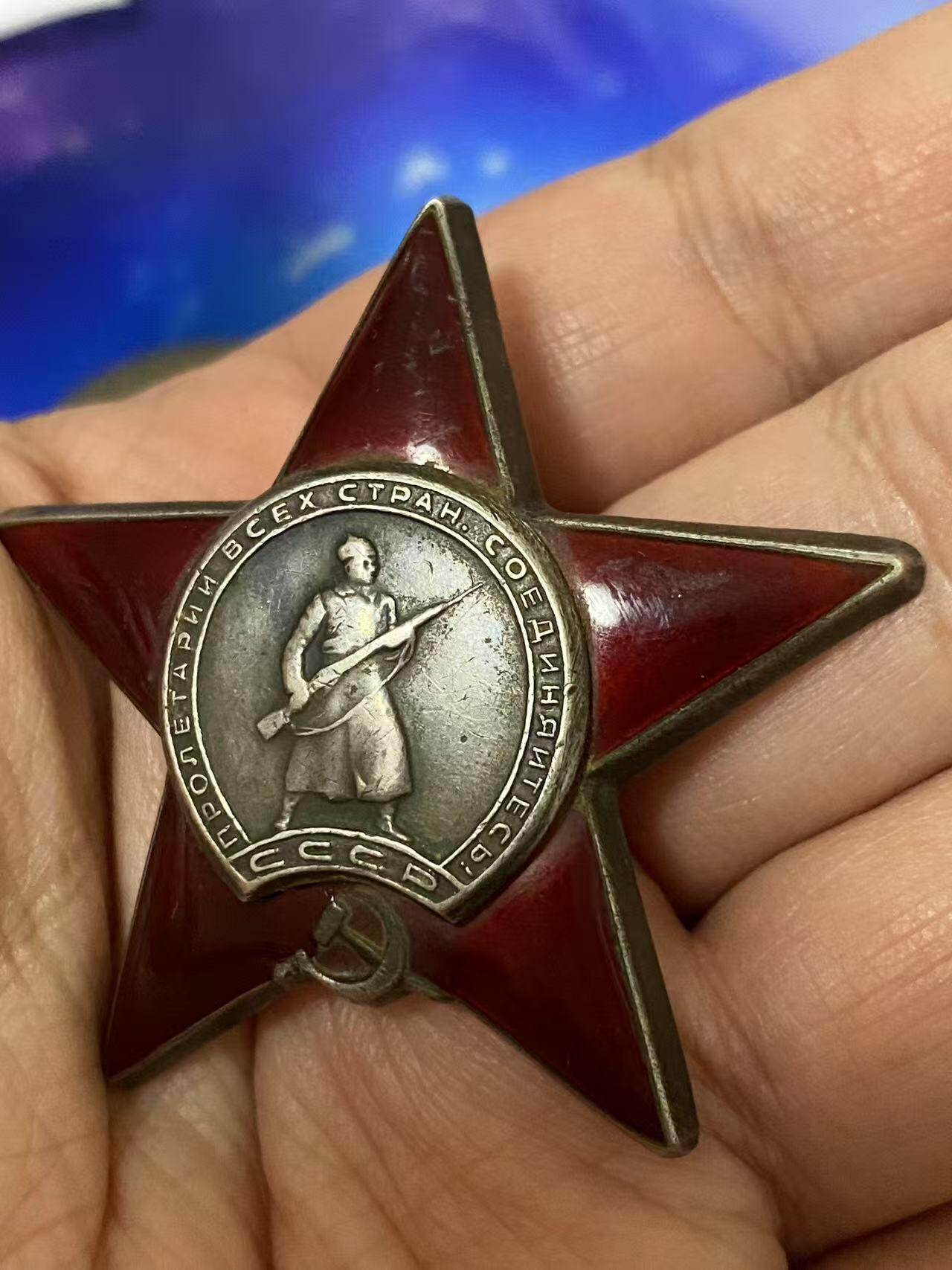 苏联勋章奖章八月十九日晚上九点结束在麦稀奇 找不到的加我qq或者微信都是184277308备注苏章拍卖。最好加微信群每次都会通知还有提前可以一口价的 最近会持续拍卖一些东西。 苏联二战红星勋章 1965354 左下角珐琅后补 手榴弹4啥 310诺夫哥罗德步兵师1084步兵团步兵连副排长 Запоренко Петр Федосеевич  参加进攻时他悄悄接近阻碍进攻分队并投掷手榴弹，将其连同里面的4个德国人一起消灭
