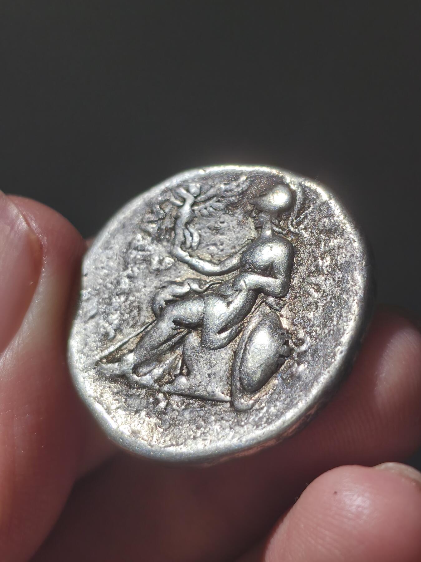 星盘世界钱币八月十六日古典币精品专场，本场全部老孙严选精品 热门品！重器！高浮雕大银币古希腊亚历山大大帝公羊角四德银币。约公元前305-前281年，色雷斯之王利西马科斯发行， 面值四德拉克马。约27mm，16.7g。浮雕非常高，眼神犀利，刻画传神，非常优美的风格