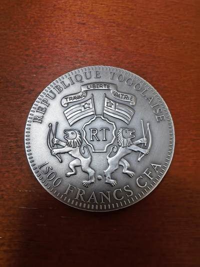 长老汇蛇年精选第三十六场拍卖 2013多哥蛇年1500法郎镶嵌琥珀仿古银币，2盎司999银，999枚