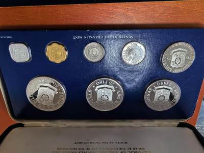 长老汇蛇年精选第三十六场拍卖 1975菲律宾8枚精制币套币，盒证全，含高银50比索银币和低银25比索银币各1枚