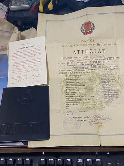 苏联勋章奖章3月28日晚上九点结束在麦稀奇 找不到的加我qq或者微信都是184277308备注苏章拍卖。最好加微信群每次都会通知还有提前可以一口价的 最近会持续拍卖一些东西。 - 早期中学毕业证41年 超级大 奖章a4纸合起来那么大 +军校毕业证55年 +85为国的表彰信 同一人的都挺少见
