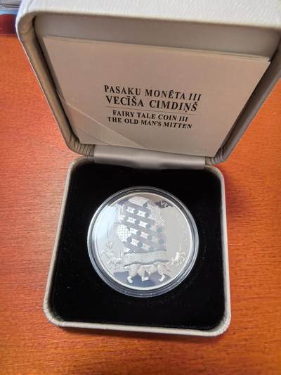 长老汇蛇年精选第三十六场拍卖 2017拉脱维亚童话故事系列之老人的手套5欧元彩色精制银币，盒证全