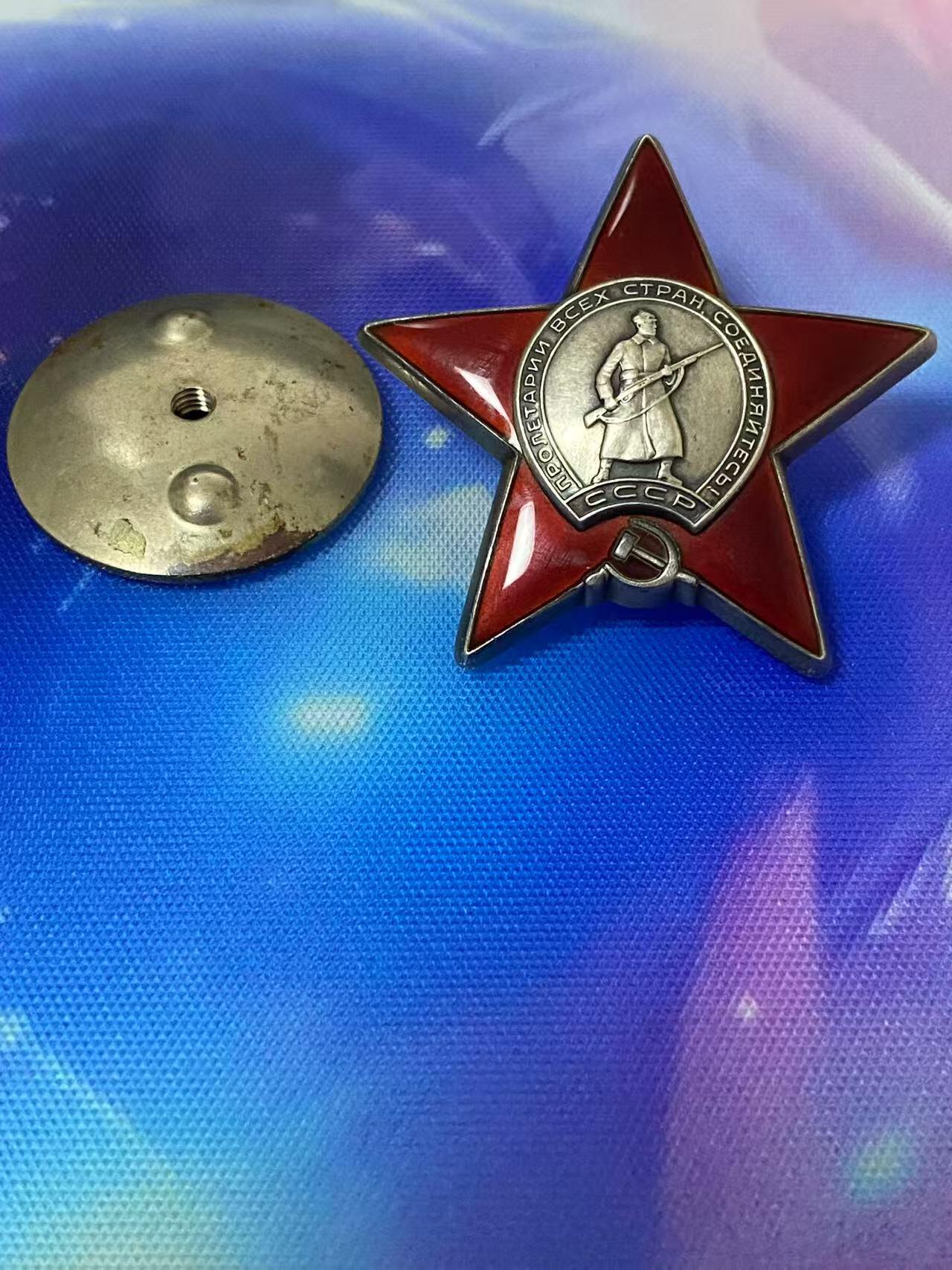 苏联勋章奖章八月十九日晚上九点结束在麦稀奇 找不到的加我qq或者微信都是184277308备注苏章拍卖。最好加微信群每次都会通知还有提前可以一口价的 最近会持续拍卖一些东西。 苏联红星勋章 3294551 游击队服役获得 Григорьев Михаил Григорьевич 网站信息可以查到他是游击队员  还有个他的其他章的奖励卡参考