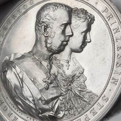 掌中浮雕-藏着的欧洲第033场 - 1881年奥地利皇储鲁道夫结婚纪念银章，奥地利章牌大师安东·沙夫（A.Scharff，1845-1903）设计作品， 51mm，58g