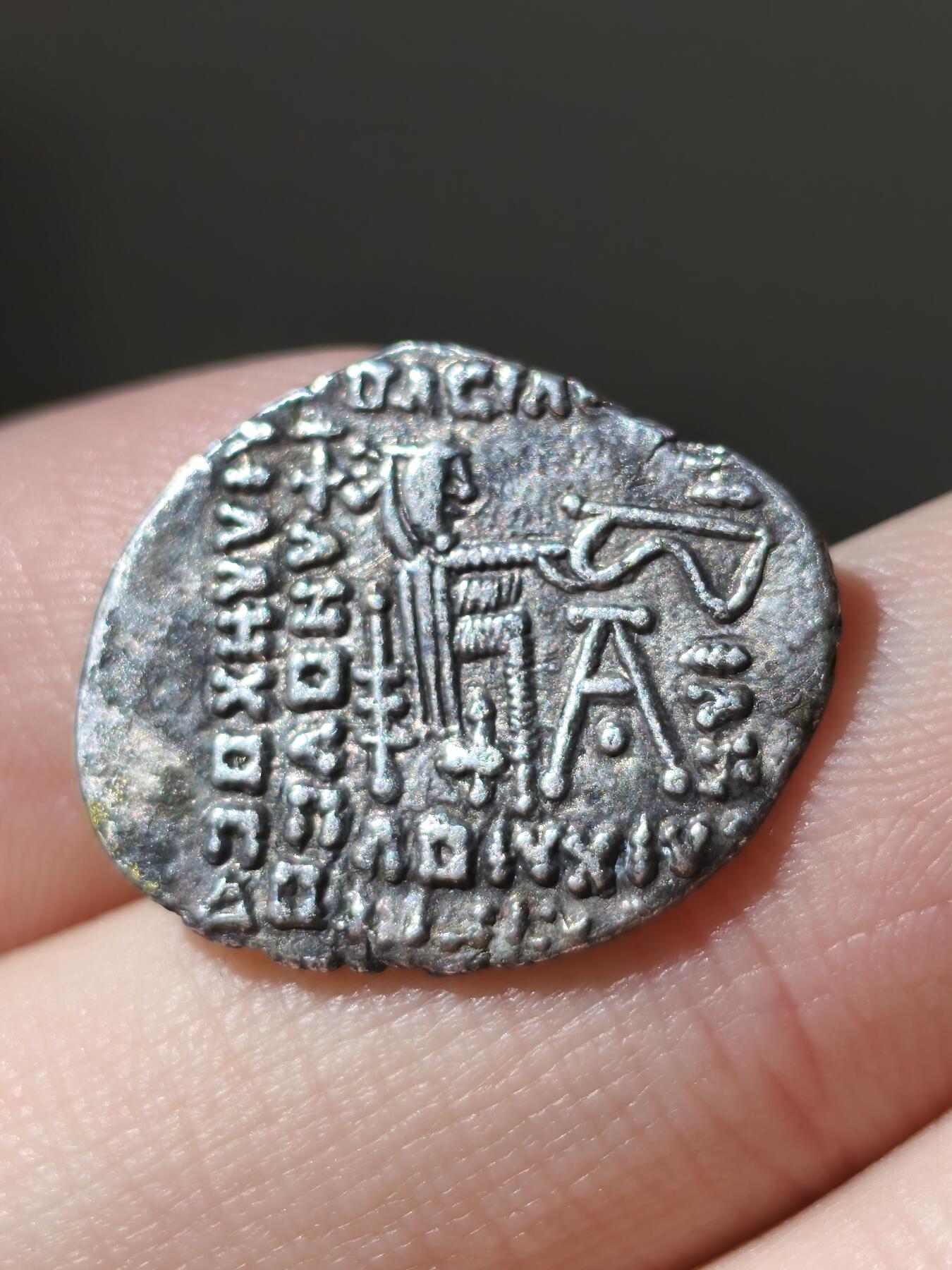 星盘世界钱币八月十六日古典币精品专场，本场全部老孙严选精品 少见！帕提亚罕见一德，沃洛奈斯二世，极为少见的正面头像，边上有两颗星，正面像代表着他的米底出身，公元51年