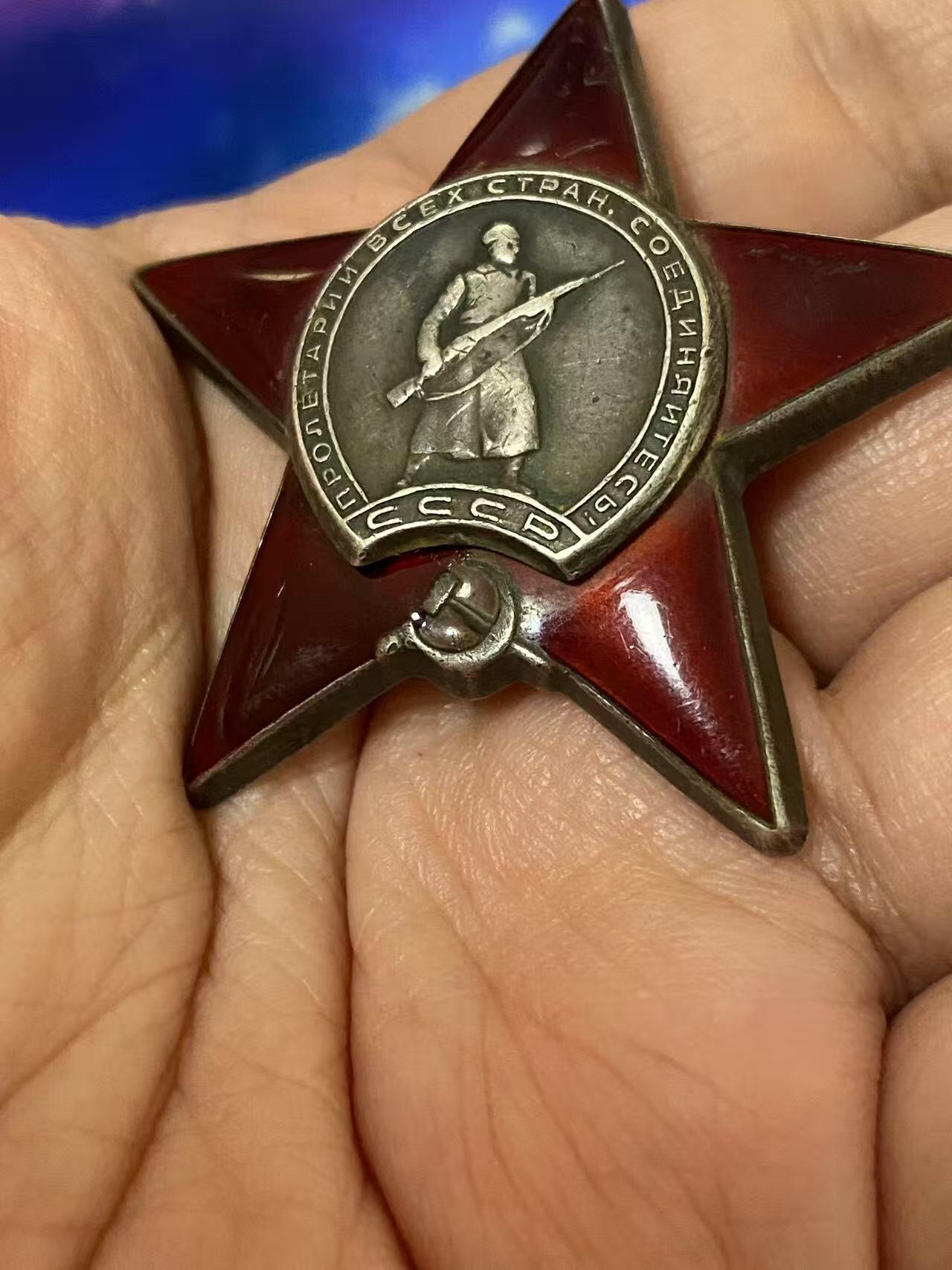 苏联勋章奖章八月十九日晚上九点结束在麦稀奇 找不到的加我qq或者微信都是184277308备注苏章拍卖。最好加微信群每次都会通知还有提前可以一口价的 最近会持续拍卖一些东西。 苏联二战红星勋章 1965354 左下角珐琅后补 手榴弹4啥 310诺夫哥罗德步兵师1084步兵团步兵连副排长 Запоренко Петр Федосеевич  参加进攻时他悄悄接近阻碍进攻分队并投掷手榴弹，将其连同里面的4个德国人一起消灭