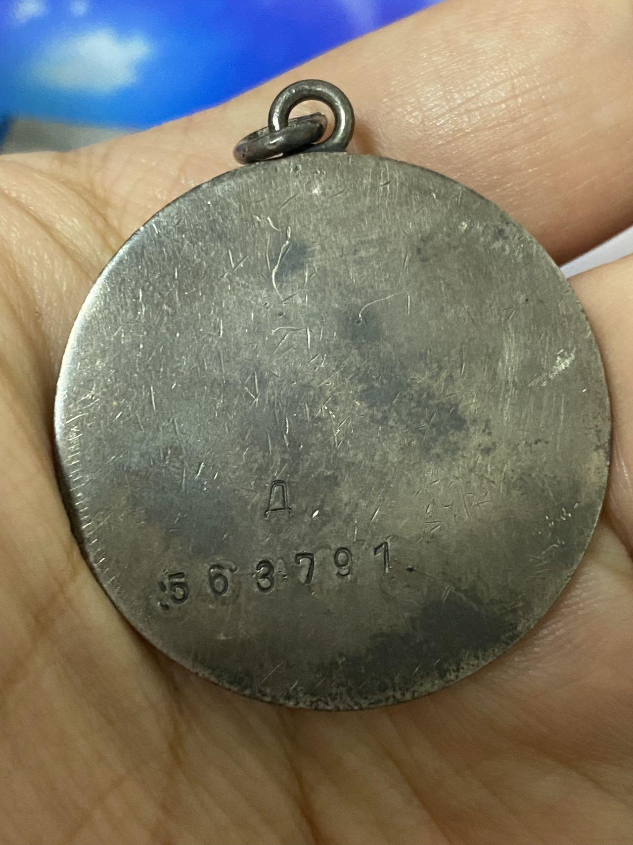 苏联勋章奖章3月28日晚上九点结束在麦稀奇 找不到的加我qq或者微信都是184277308备注苏章拍卖。最好加微信群每次都会通知还有提前可以一口价的 最近会持续拍卖一些东西。