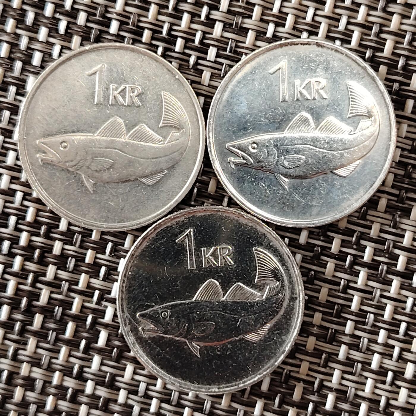 布加迪🐬～世界钱币(上海)🌾第 232 期 /  各国套币和散币 冰岛🇮🇸 1克朗 3枚不同年份