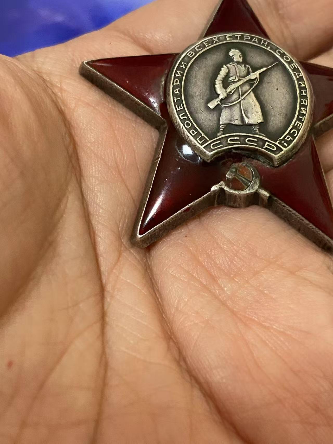 苏联勋章奖章八月十九日晚上九点结束在麦稀奇 找不到的加我qq或者微信都是184277308备注苏章拍卖。最好加微信群每次都会通知还有提前可以一口价的 最近会持续拍卖一些东西。 苏联二战红星 2586828 右下角珐琅后补 Сидоров Иван Петрович 272独立汽车运输连维修钳工 他多次在路上协助驾驶员，在敌军的火力下维修车辆，从而协助了不断供应进攻部队。
