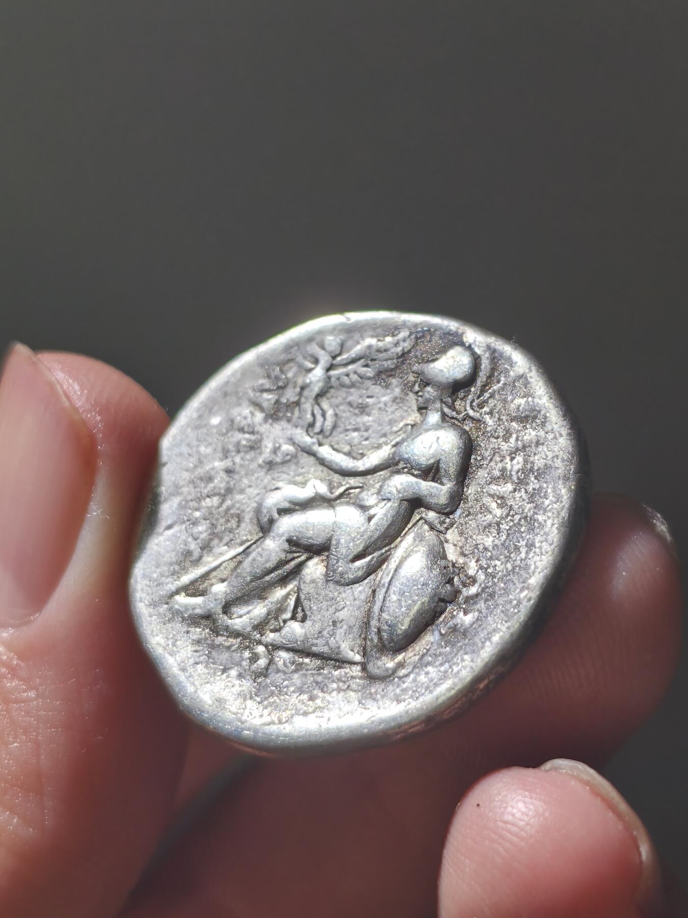 星盘世界钱币八月十六日古典币精品专场，本场全部老孙严选精品 热门品！重器！高浮雕大银币古希腊亚历山大大帝公羊角四德银币。约公元前305-前281年，色雷斯之王利西马科斯发行， 面值四德拉克马。约27mm，16.7g。浮雕非常高，眼神犀利，刻画传神，非常优美的风格