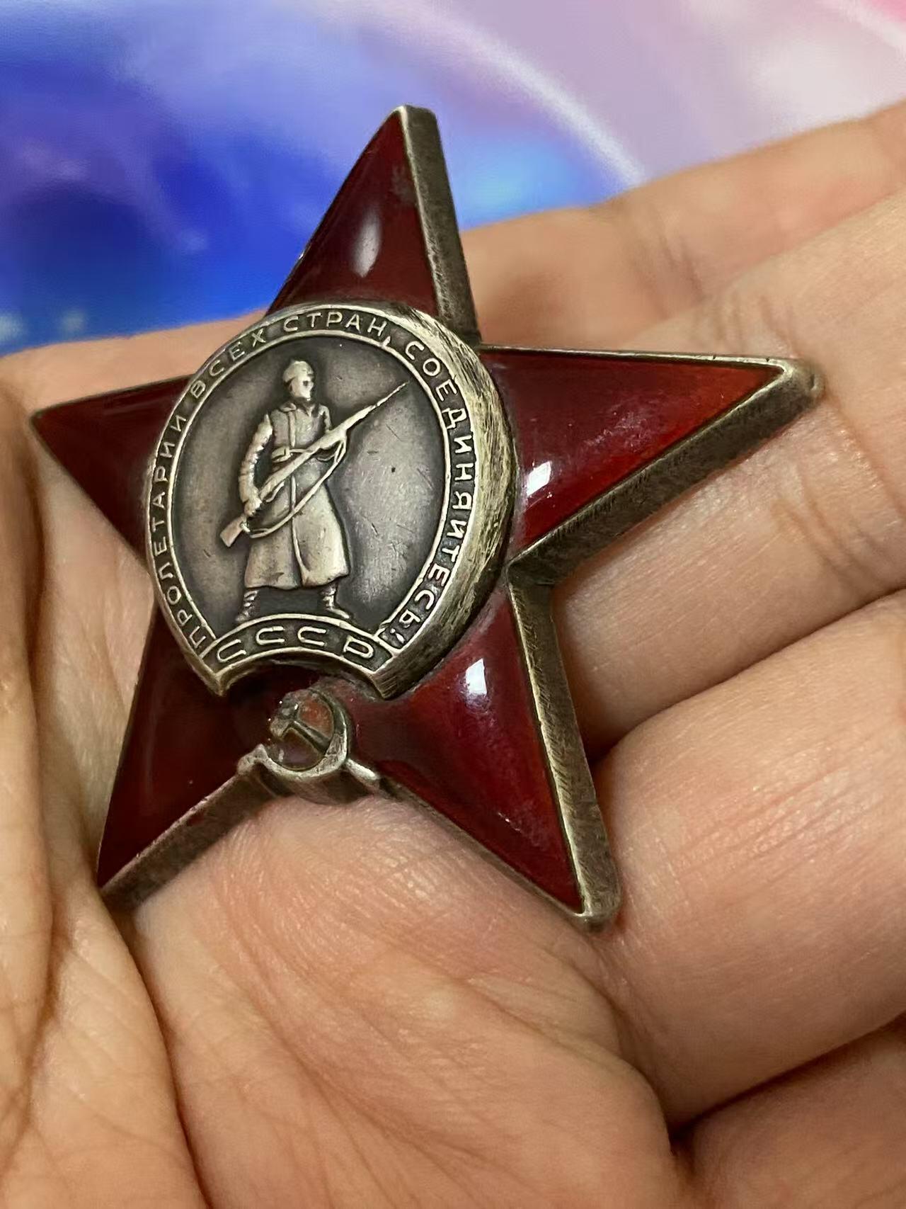 苏联勋章奖章八月十九日晚上九点结束在麦稀奇 找不到的加我qq或者微信都是184277308备注苏章拍卖。最好加微信群每次都会通知还有提前可以一口价的 最近会持续拍卖一些东西。 苏联二战红星 2586828 右下角珐琅后补 Сидоров Иван Петрович 272独立汽车运输连维修钳工 他多次在路上协助驾驶员，在敌军的火力下维修车辆，从而协助了不断供应进攻部队。