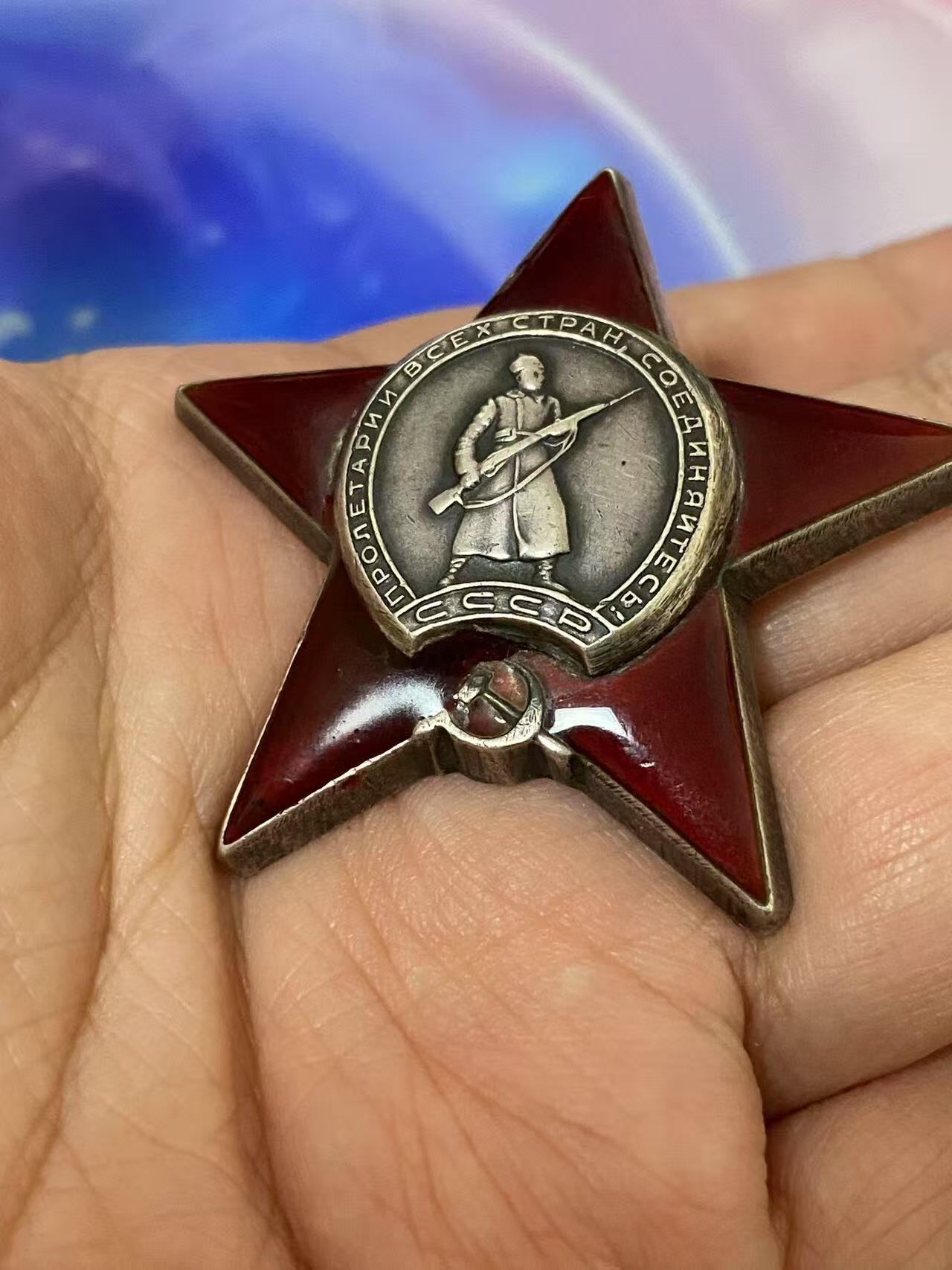 苏联勋章奖章八月十九日晚上九点结束在麦稀奇 找不到的加我qq或者微信都是184277308备注苏章拍卖。最好加微信群每次都会通知还有提前可以一口价的 最近会持续拍卖一些东西。 苏联二战红星 2586828 右下角珐琅后补 Сидоров Иван Петрович 272独立汽车运输连维修钳工 他多次在路上协助驾驶员，在敌军的火力下维修车辆，从而协助了不断供应进攻部队。