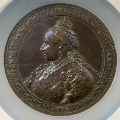 掌中浮雕-藏着的欧洲第033场 - NGC AU58 : 1882年英国维多利亚女王访问埃平森林纪念铜章，75mm，，金融城系列大章，Eimer记录仅发行400枚