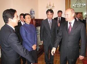 零元拍：前央视著名主持人 水均益 亲笔签名著书《前沿故事》签于1999年，保存完好，字迹清晰，书籍年代久远，会有发旧痕迹。